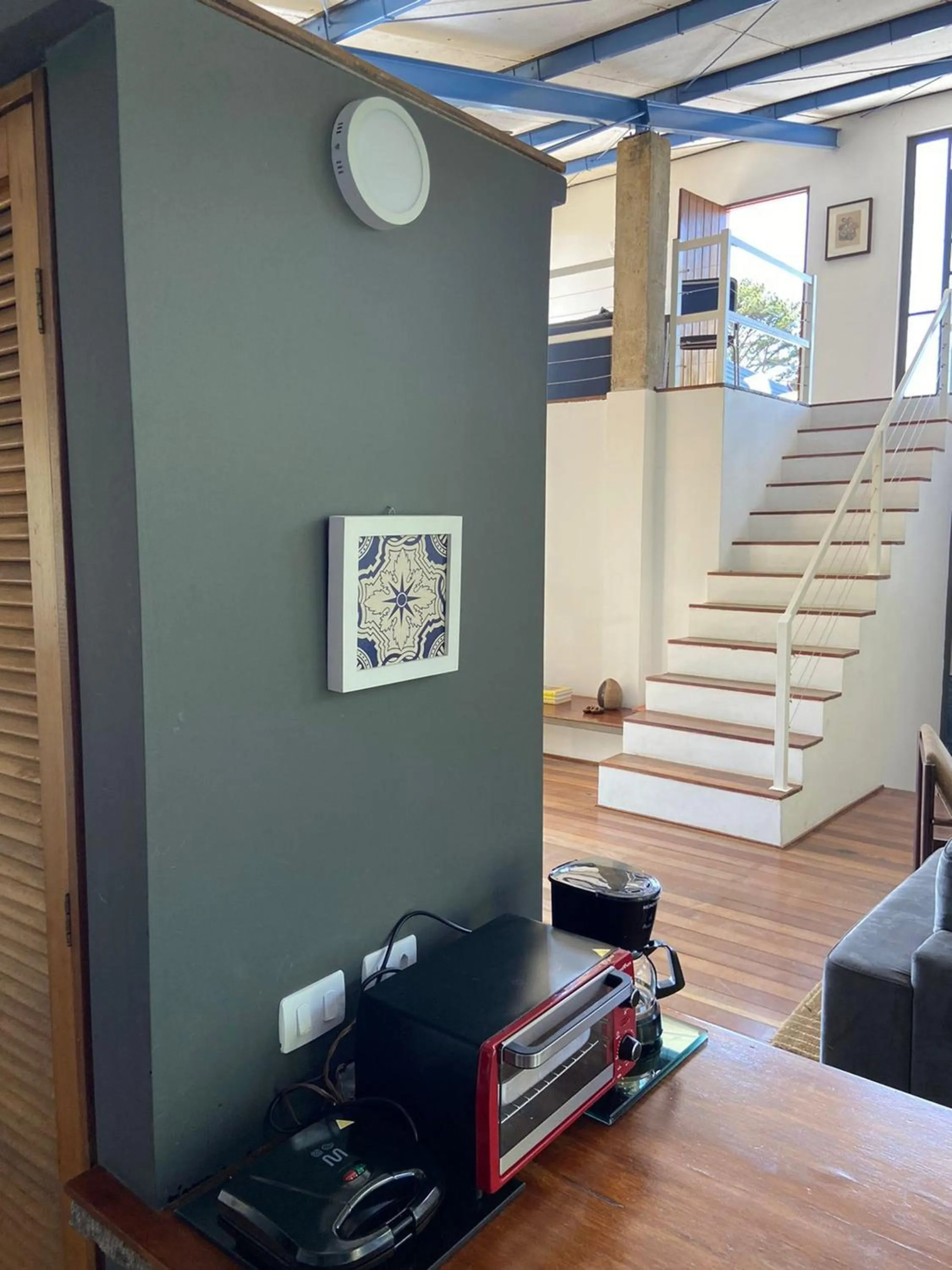 Casa de arquiteto com vista, jardim e lareira