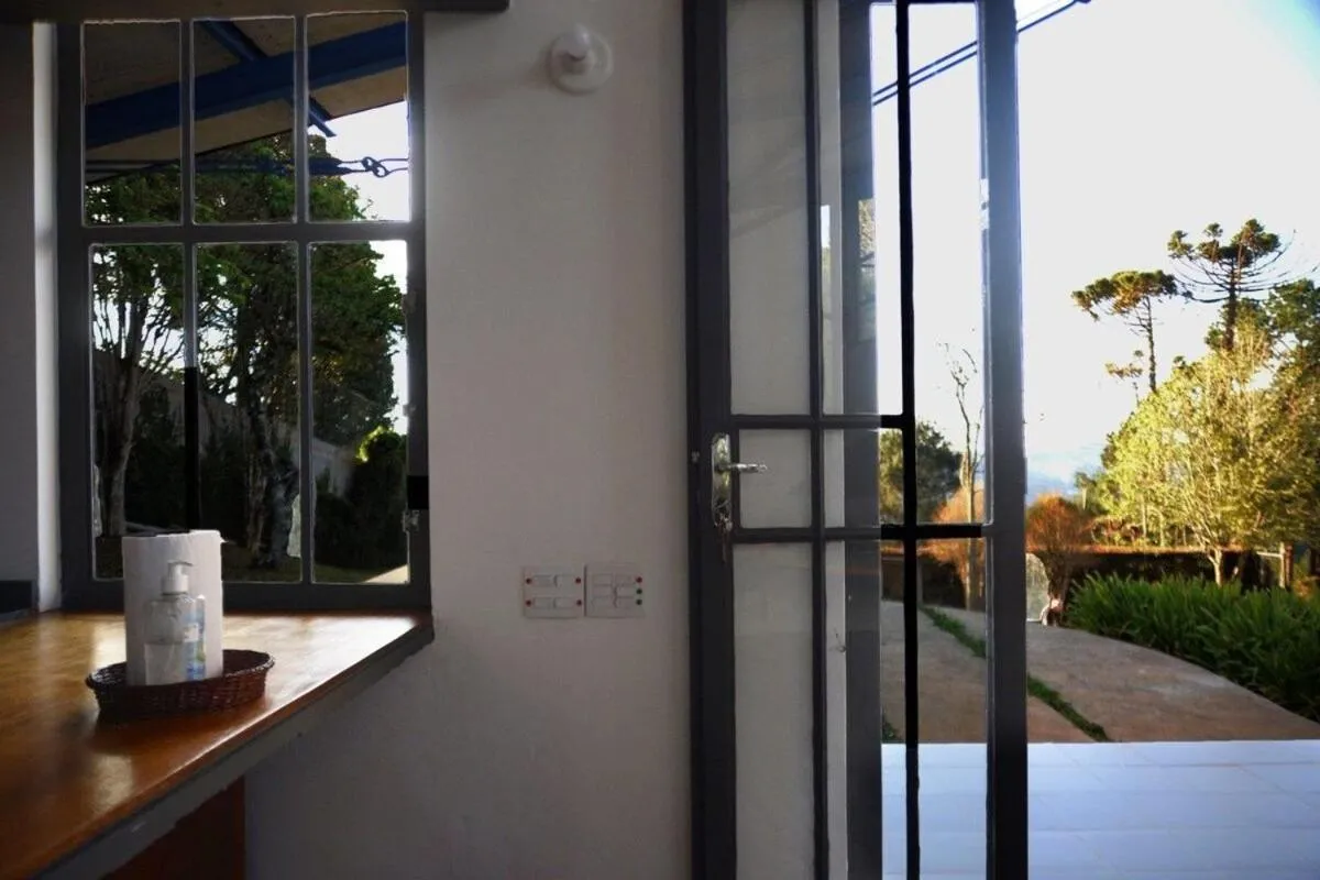 Living room in Casa de arquiteto com vista, jardim e lareira