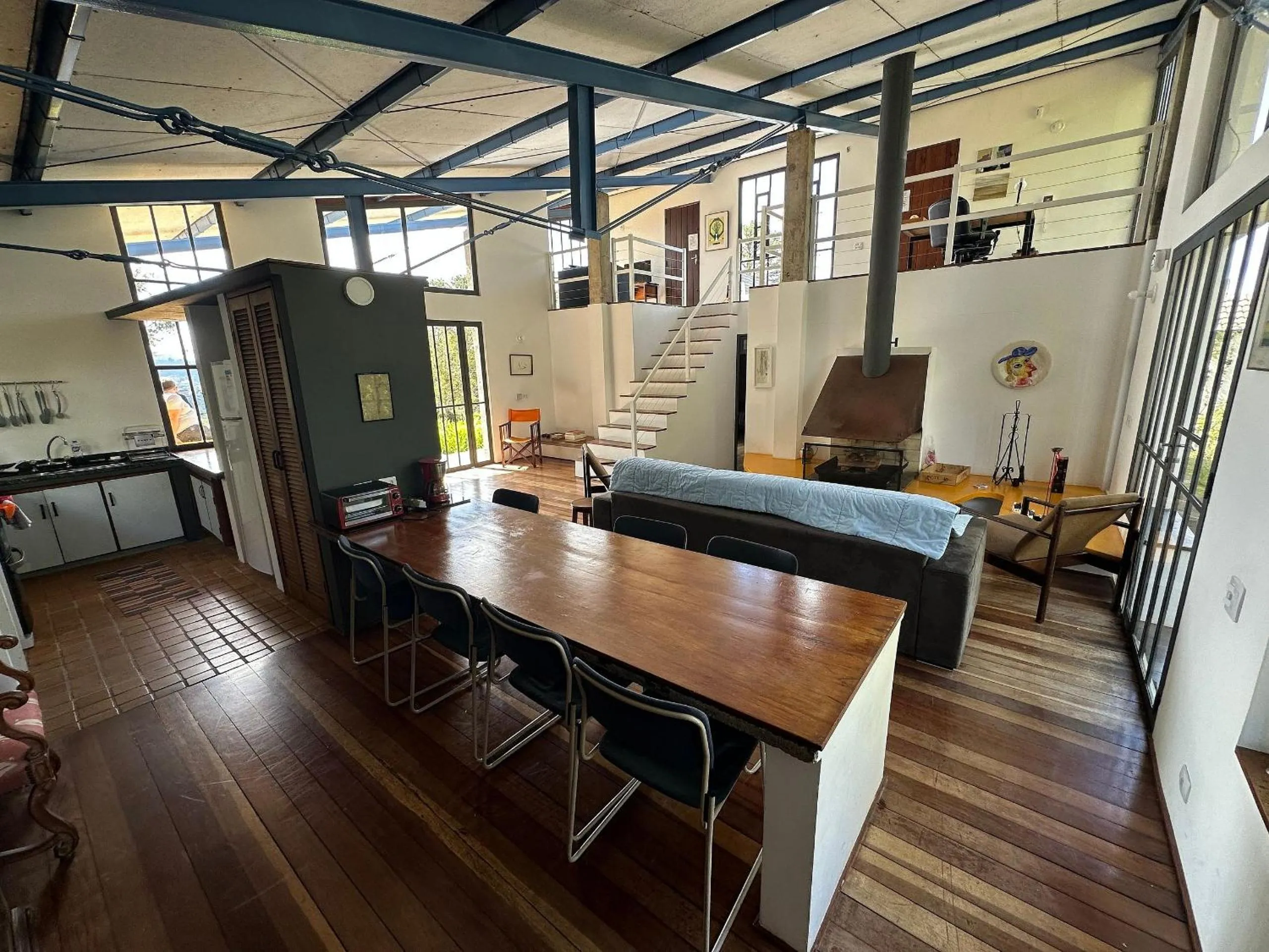 Living room, Bed in Casa de arquiteto com vista, jardim e lareira