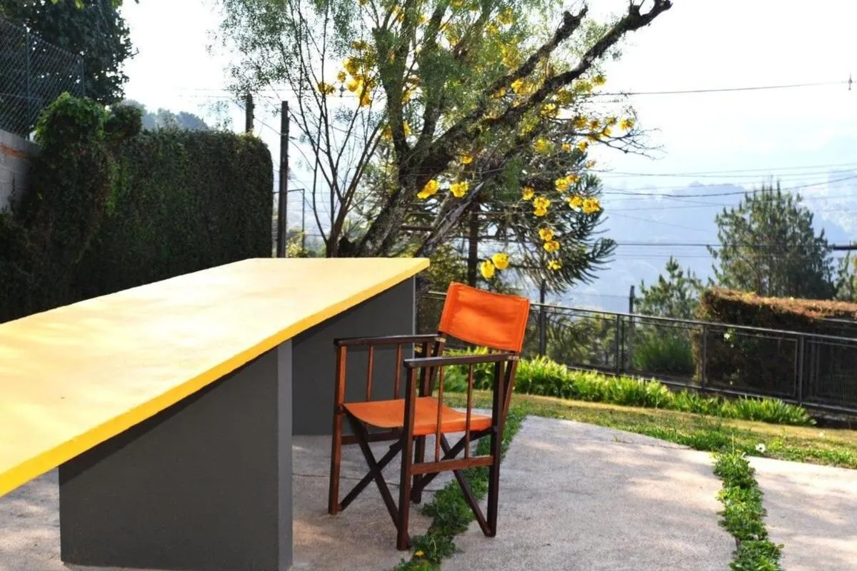 Casa de arquiteto com vista, jardim e lareira