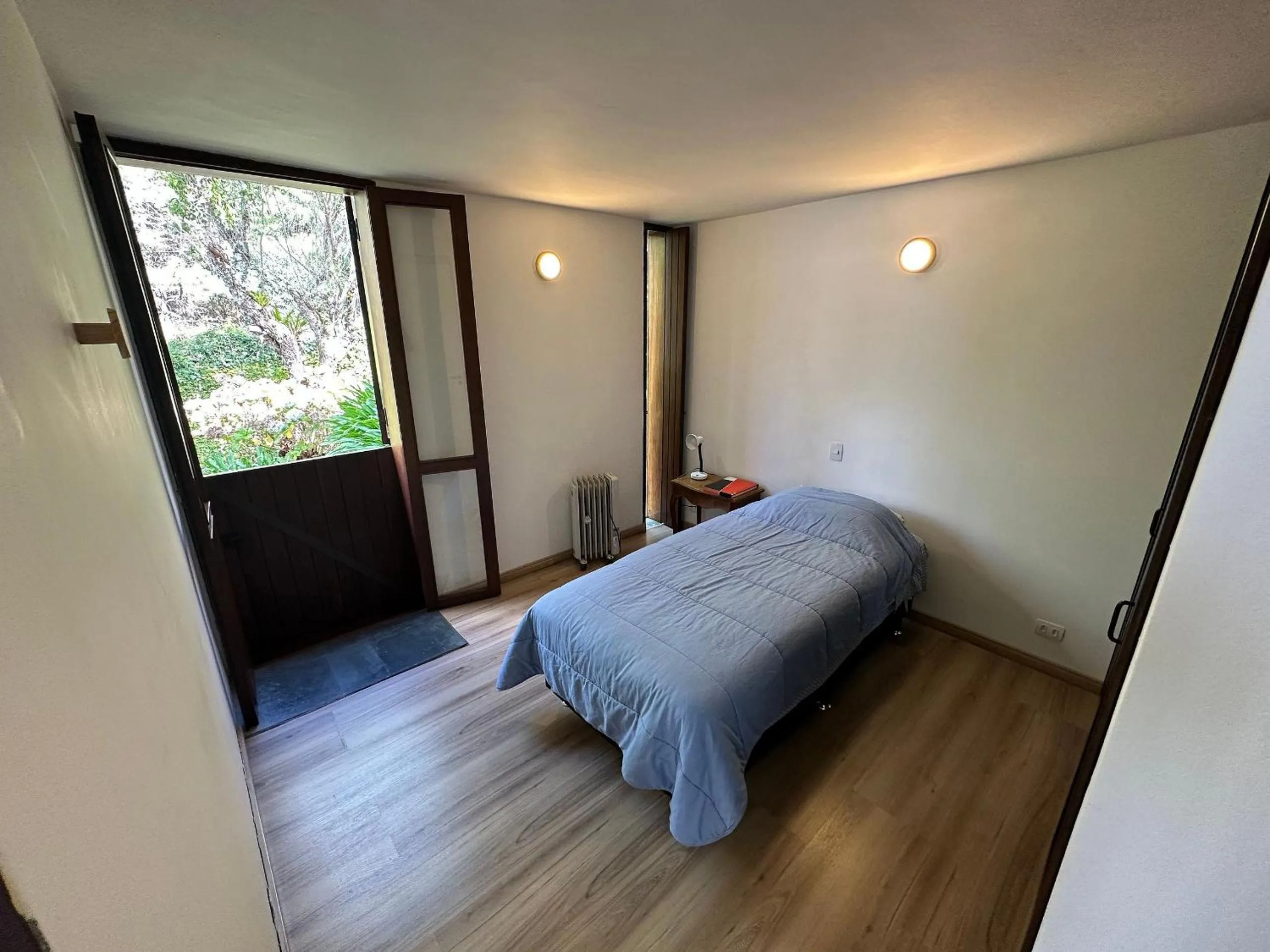 Bedroom, Bed in Casa de arquiteto com vista, jardim e lareira