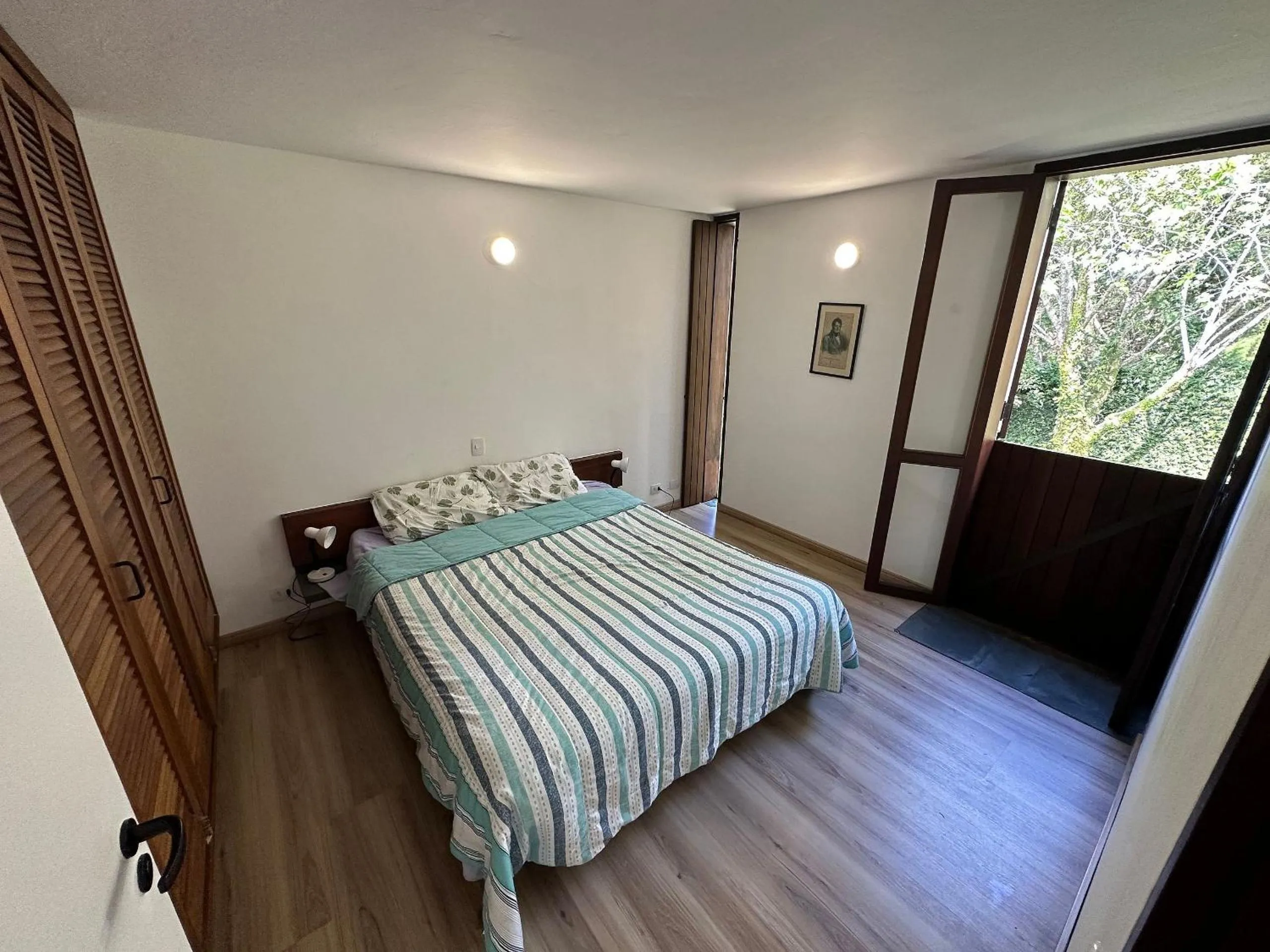 Bedroom, Bed in Casa de arquiteto com vista, jardim e lareira