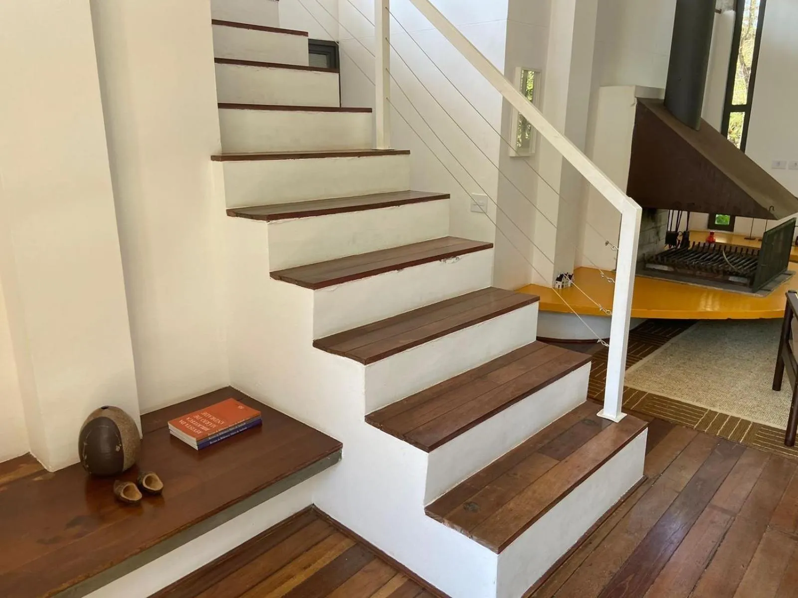 Casa de arquiteto com vista, jardim e lareira