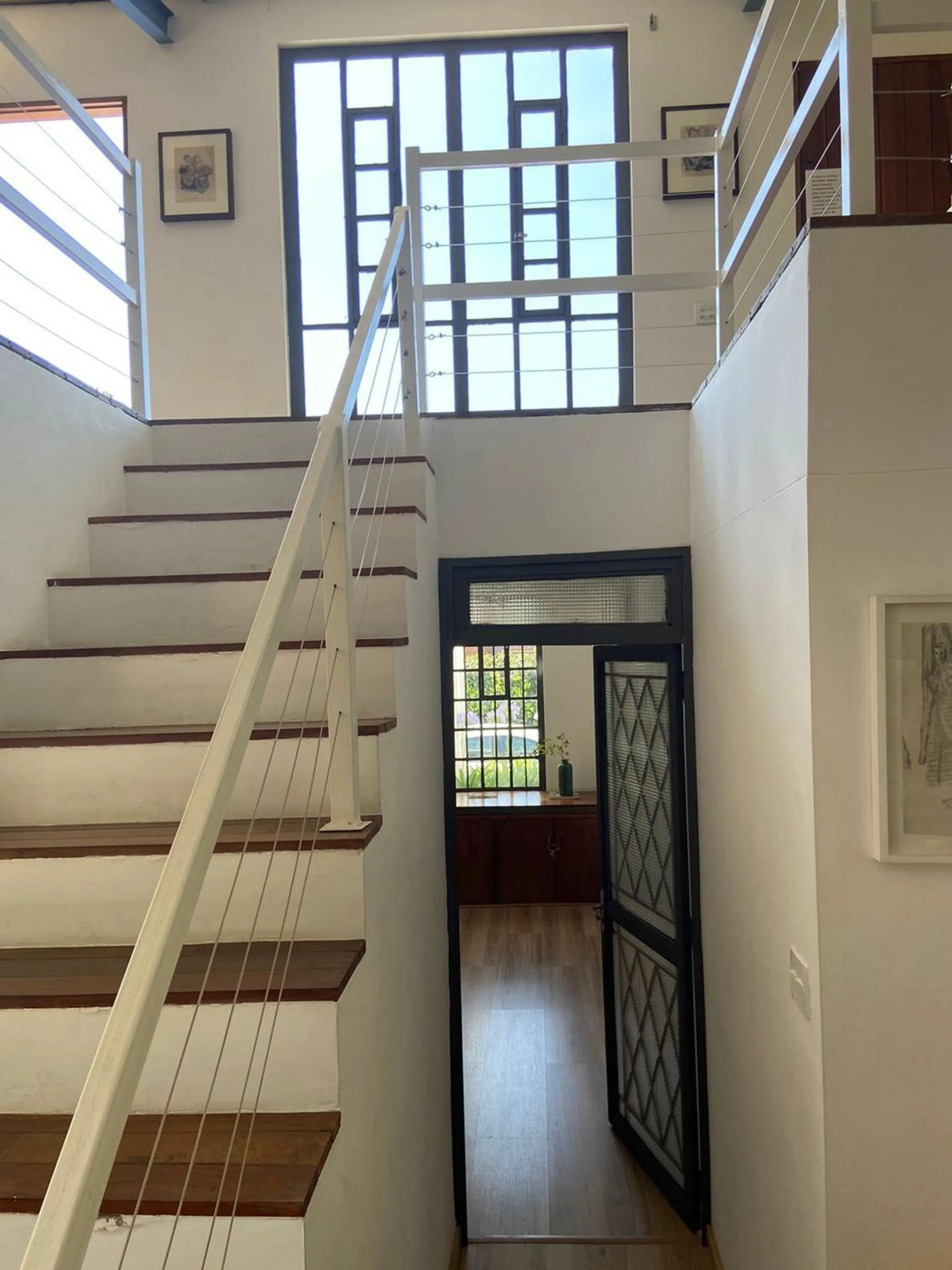 Casa de arquiteto com vista, jardim e lareira