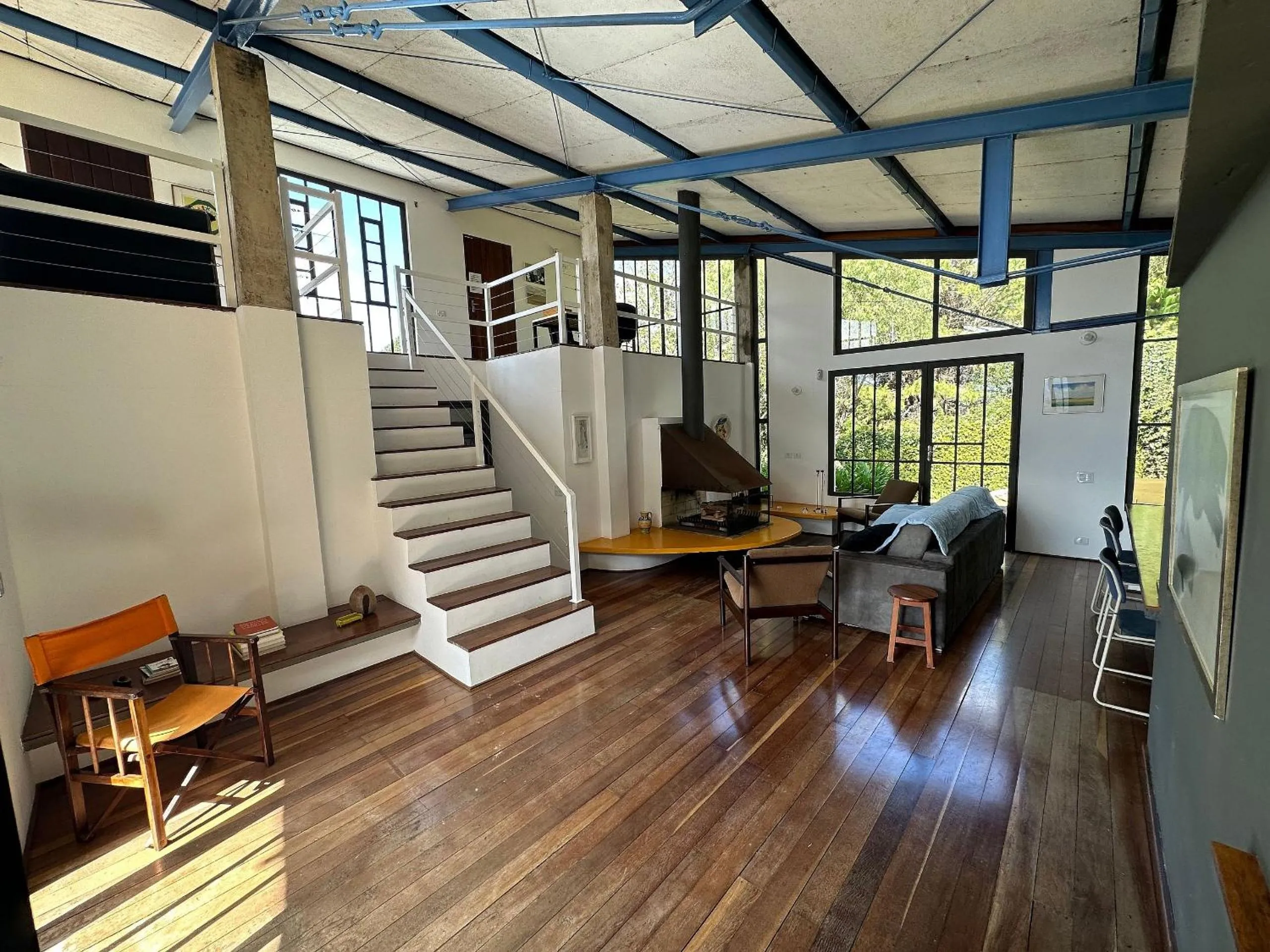 Living room in Casa de arquiteto com vista, jardim e lareira