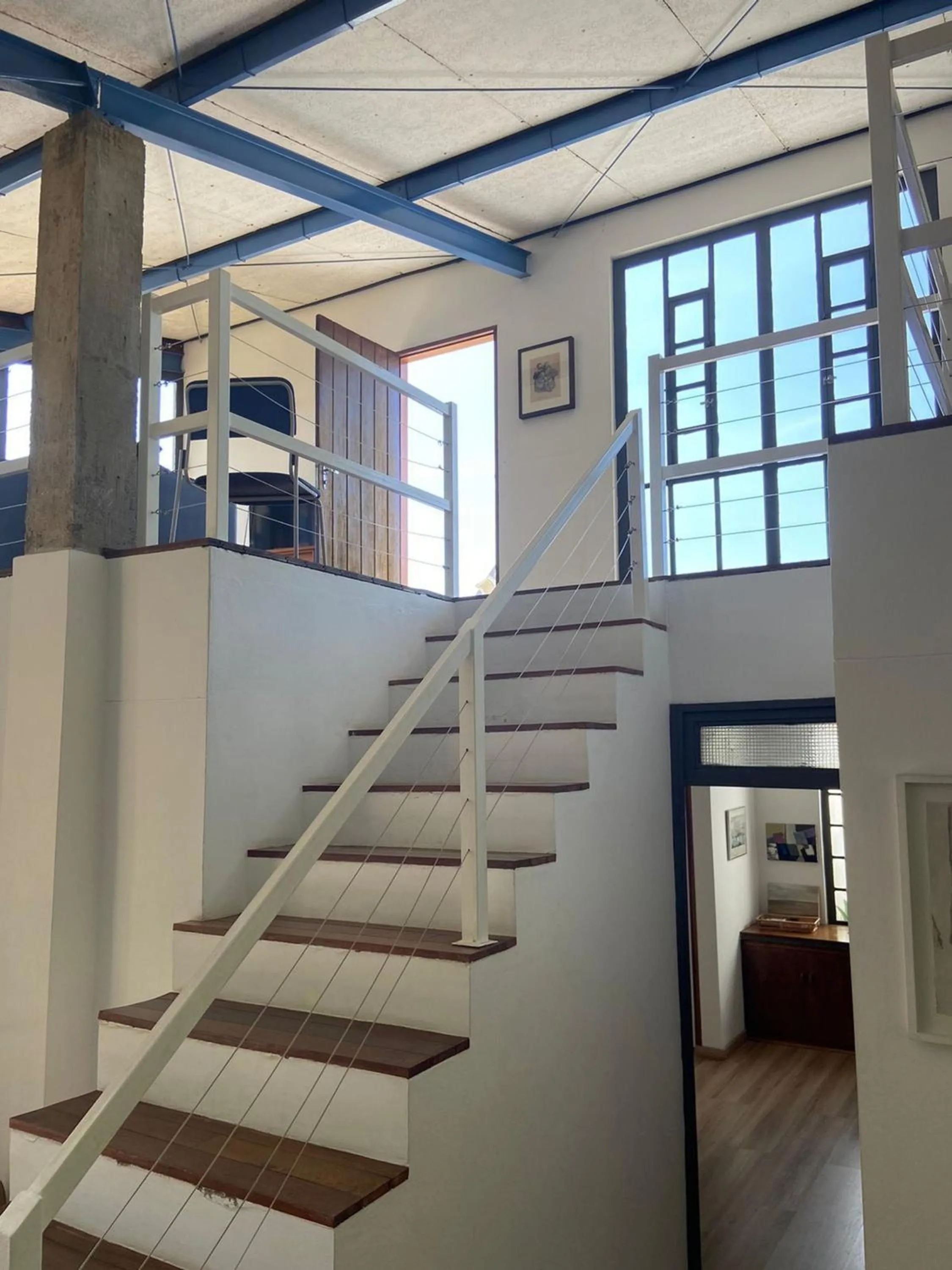 Casa de arquiteto com vista, jardim e lareira