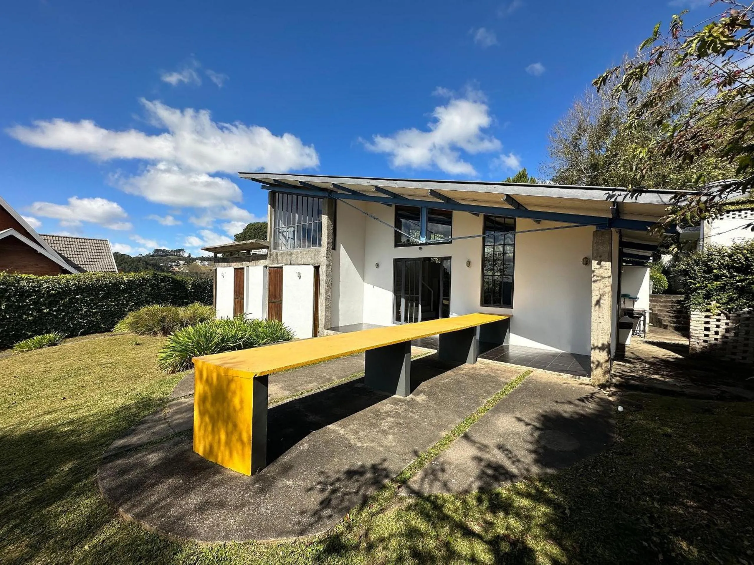 Casa de arquiteto com vista, jardim e lareira