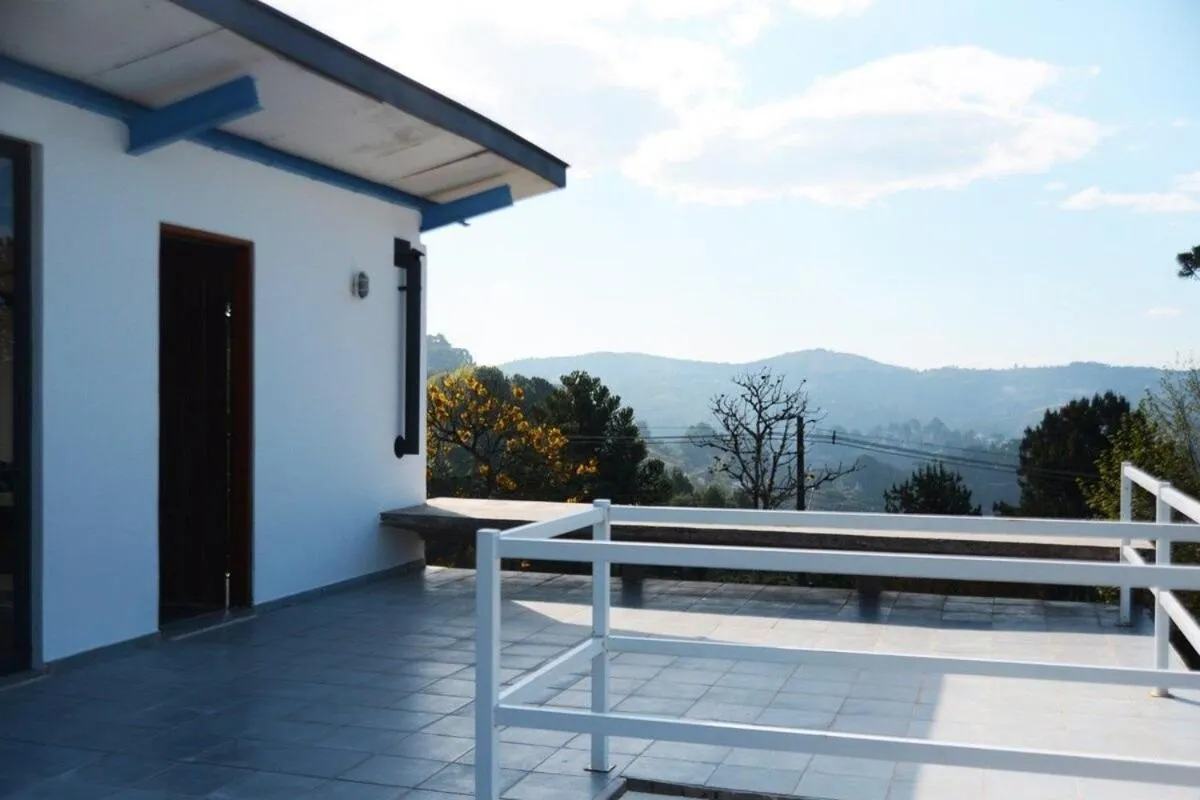Casa de arquiteto com vista, jardim e lareira