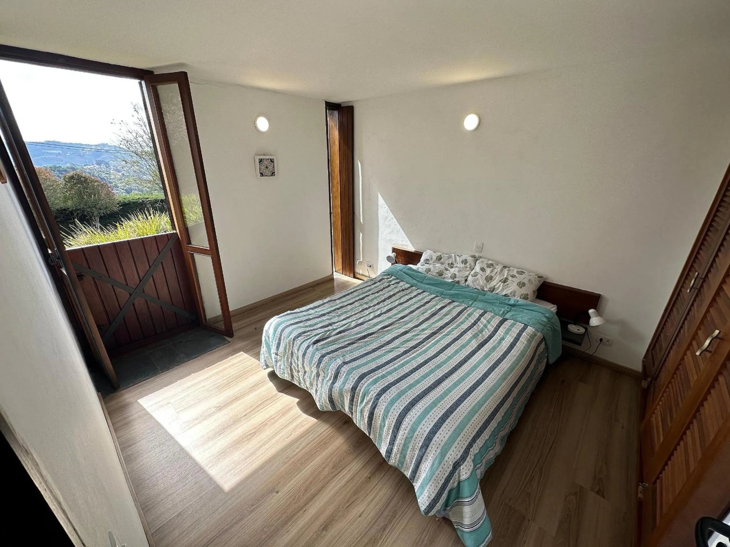 Bedroom, Bed in Casa de arquiteto com vista, jardim e lareira