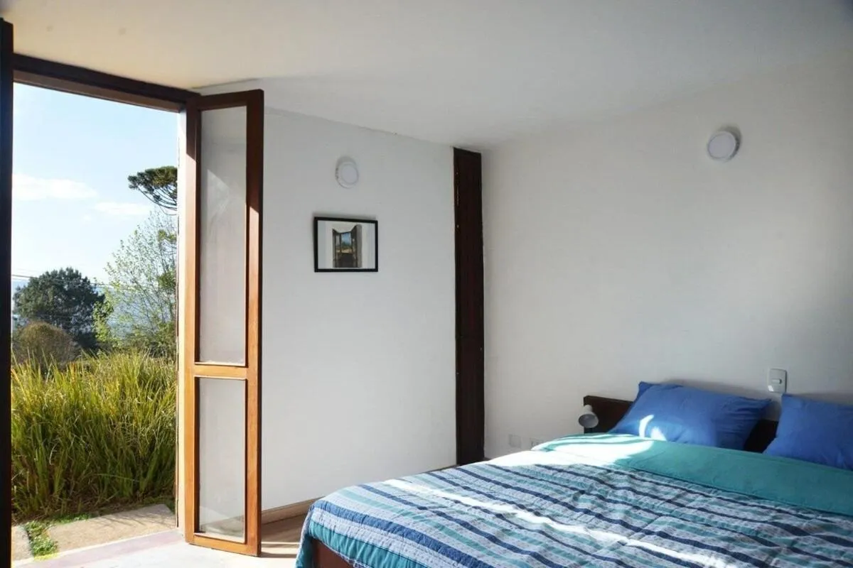 Bedroom, Bed in Casa de arquiteto com vista, jardim e lareira