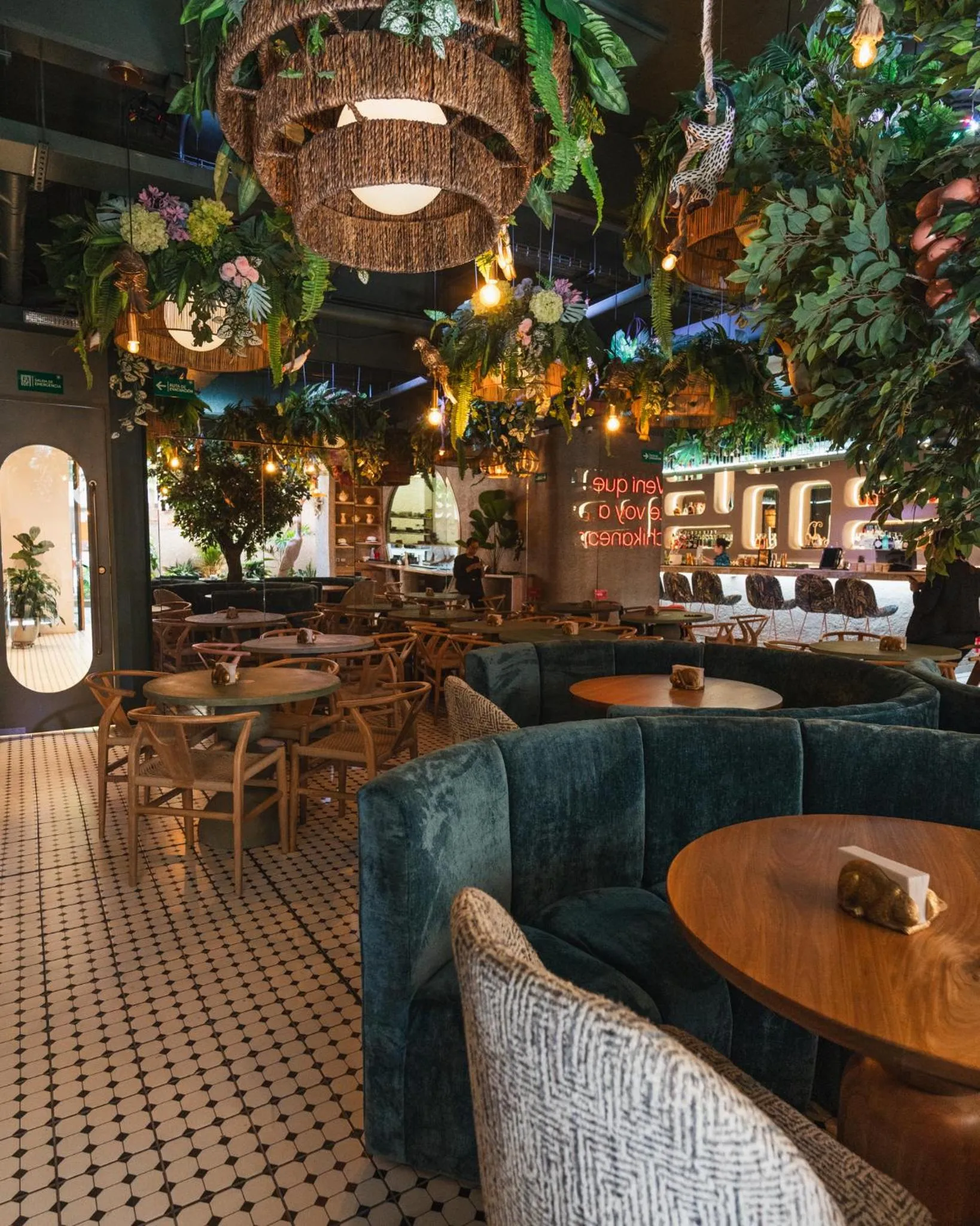 Restaurant/places to eat in Nakúa Stay & Work Hotel