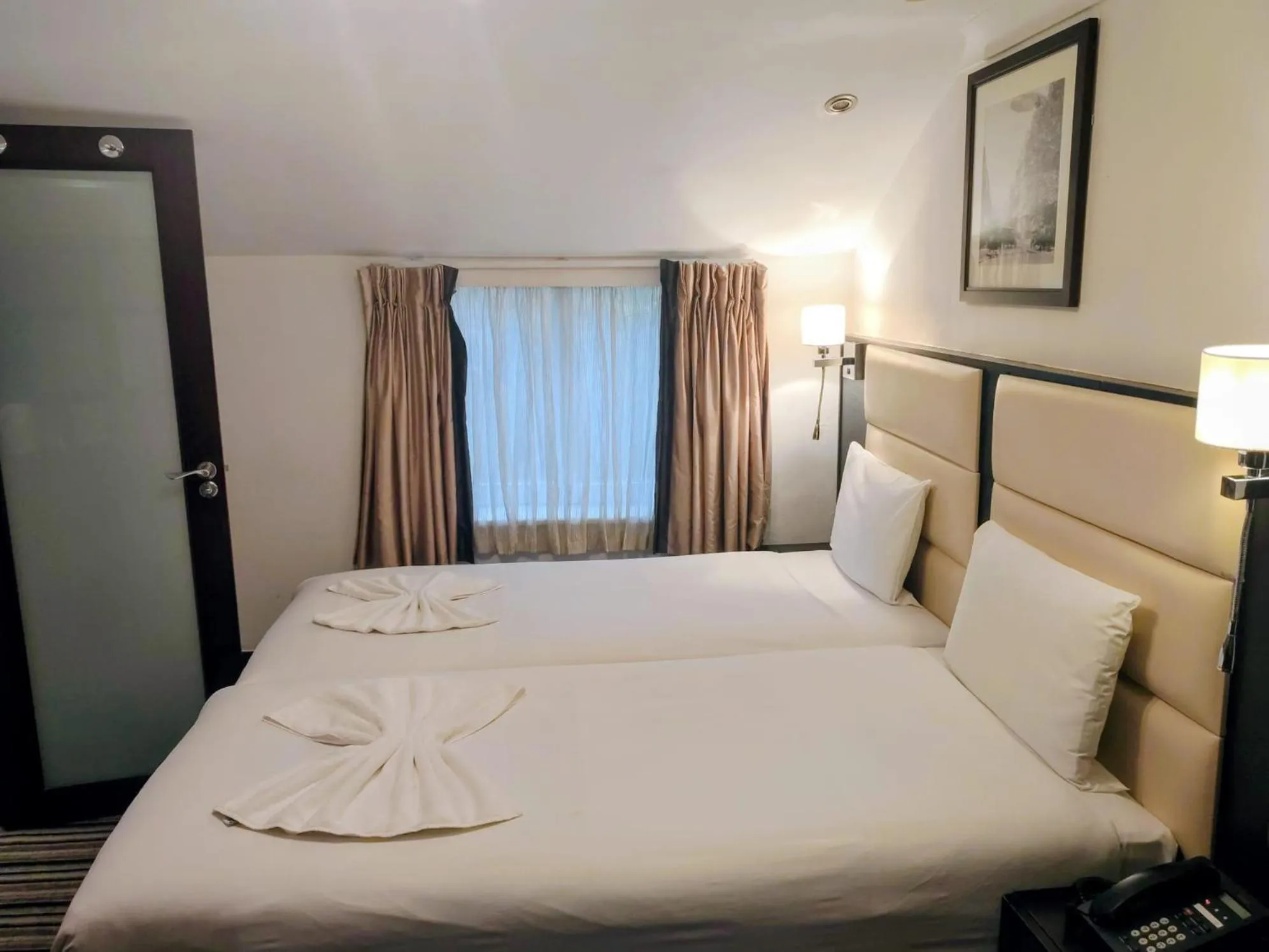 Bed in Hotel Edward Paddington