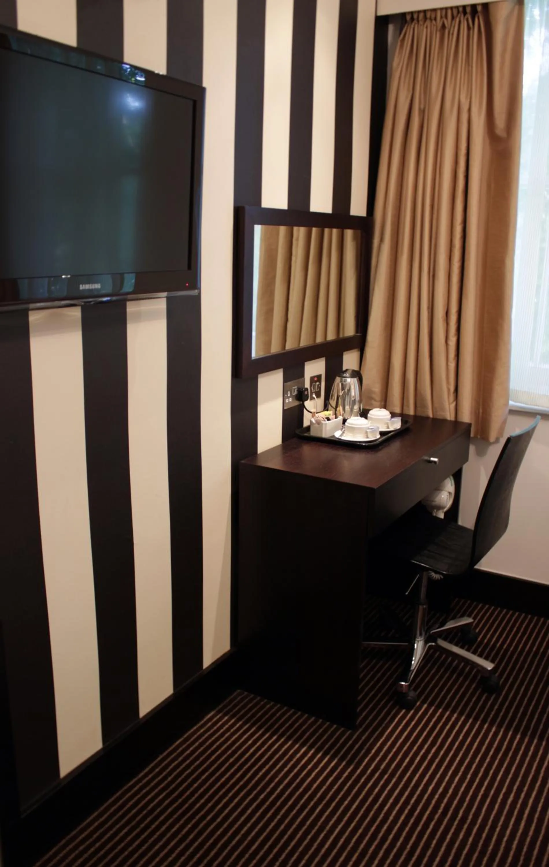 TV and multimedia in Hotel Edward Paddington