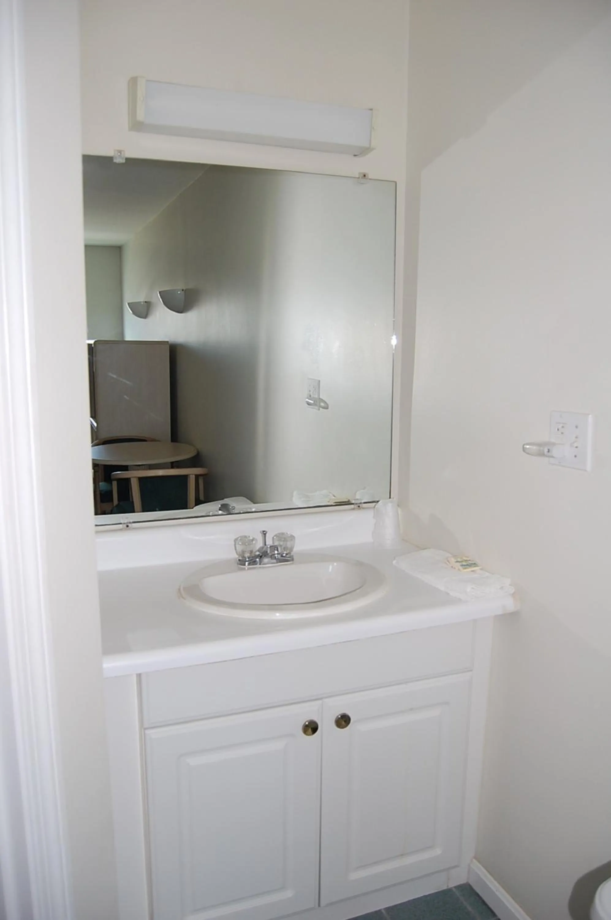 Bathroom in Point 1 Resort & Motel