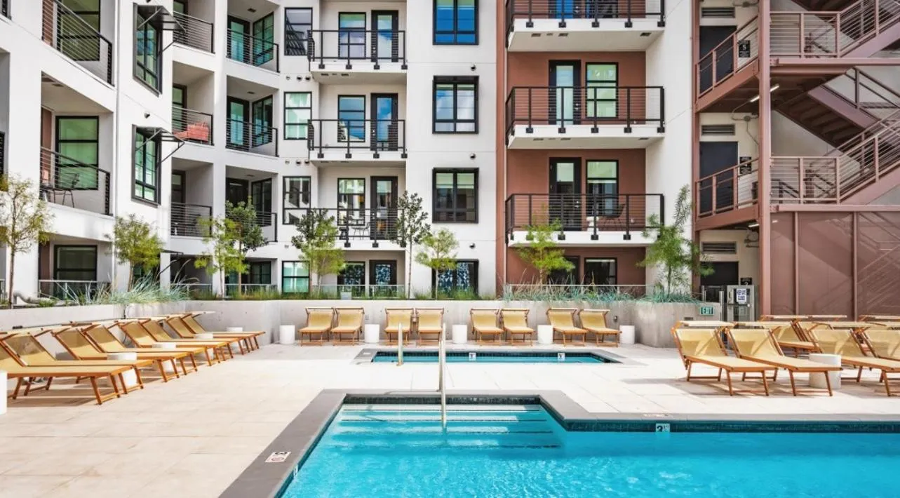 Swimming pool in Level Hollywood