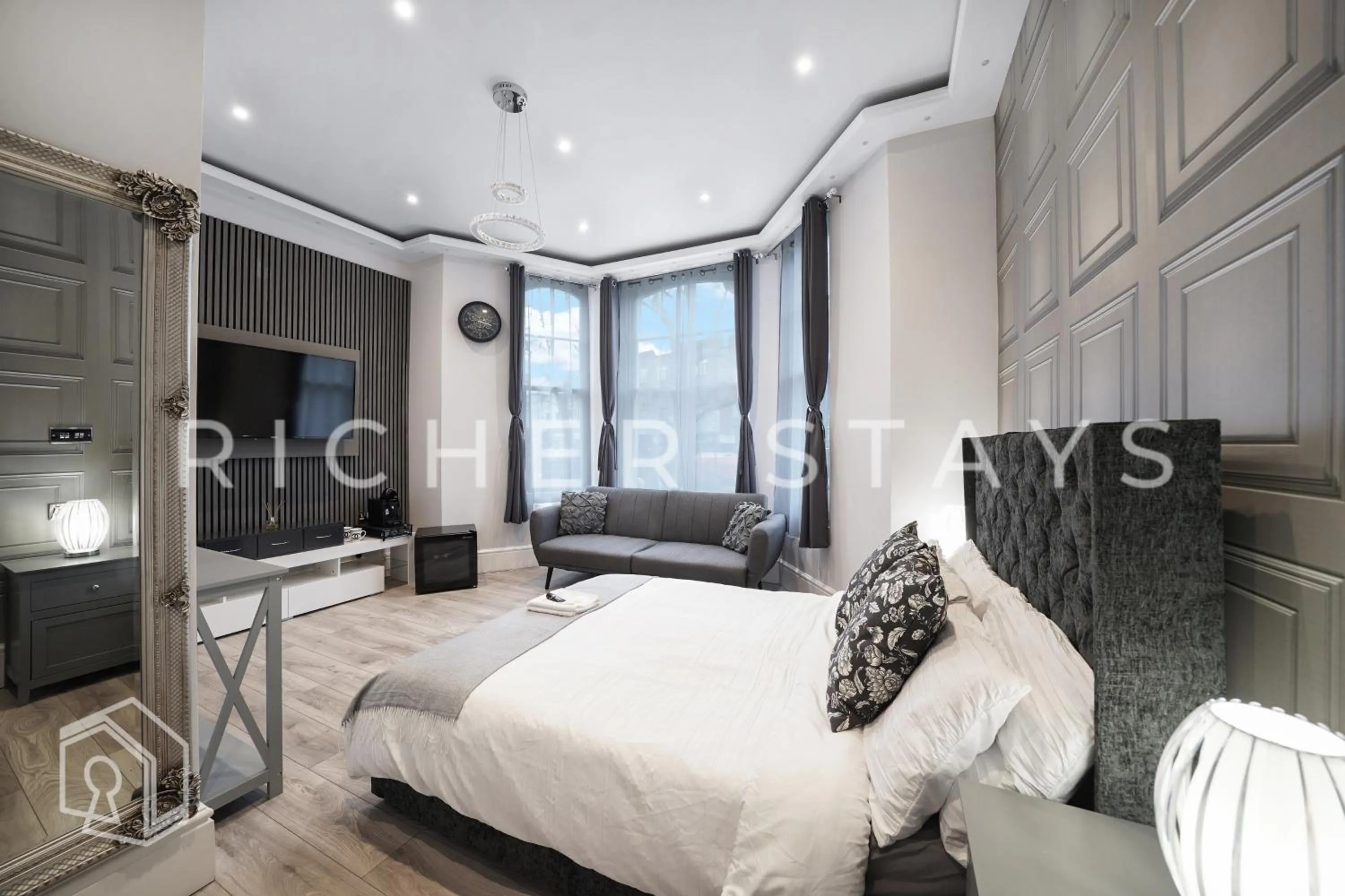 Bed in Hackney Suites - En-suite rooms & amenities