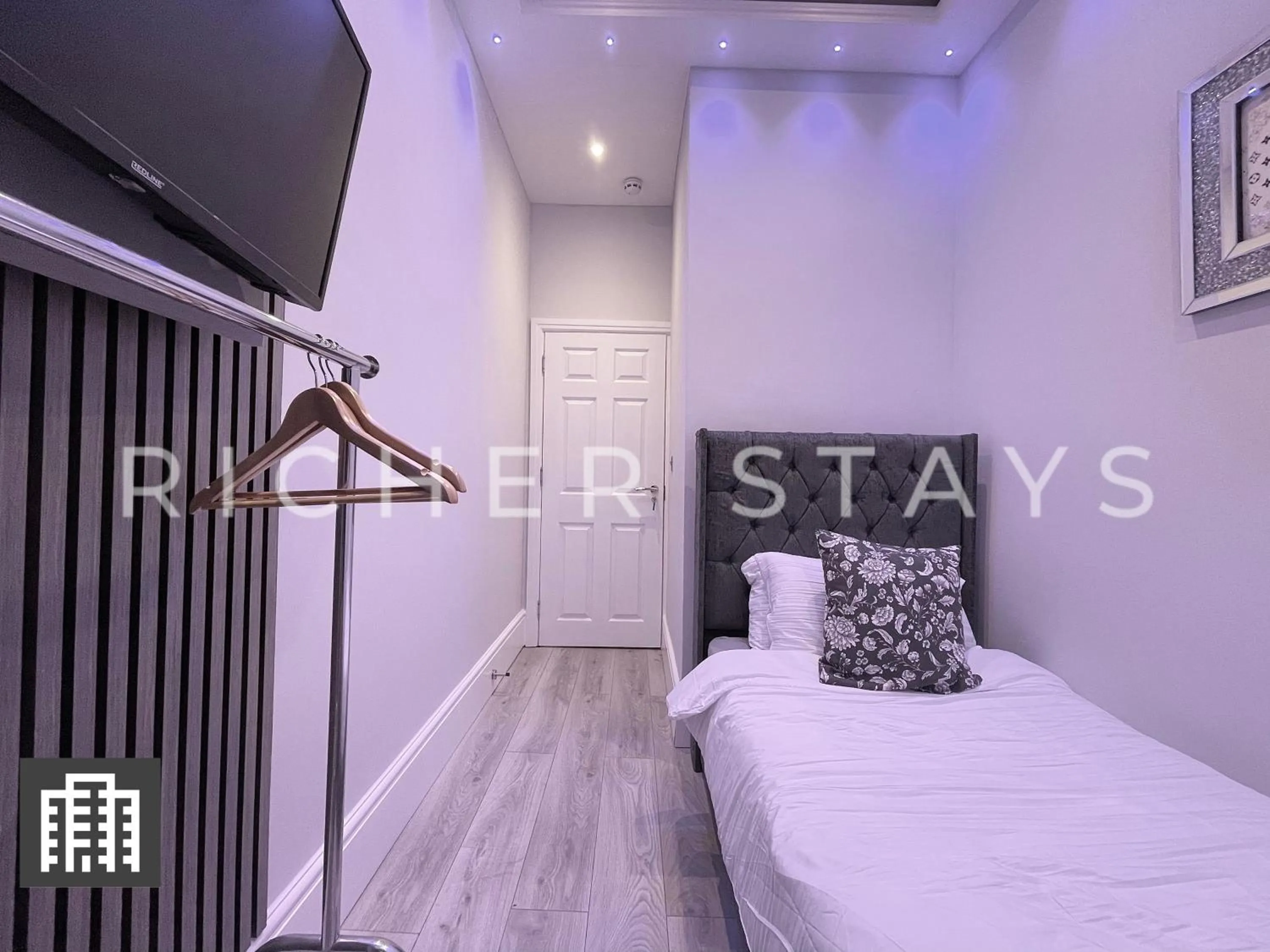 Bed in Hackney Suites - En-suite rooms & amenities