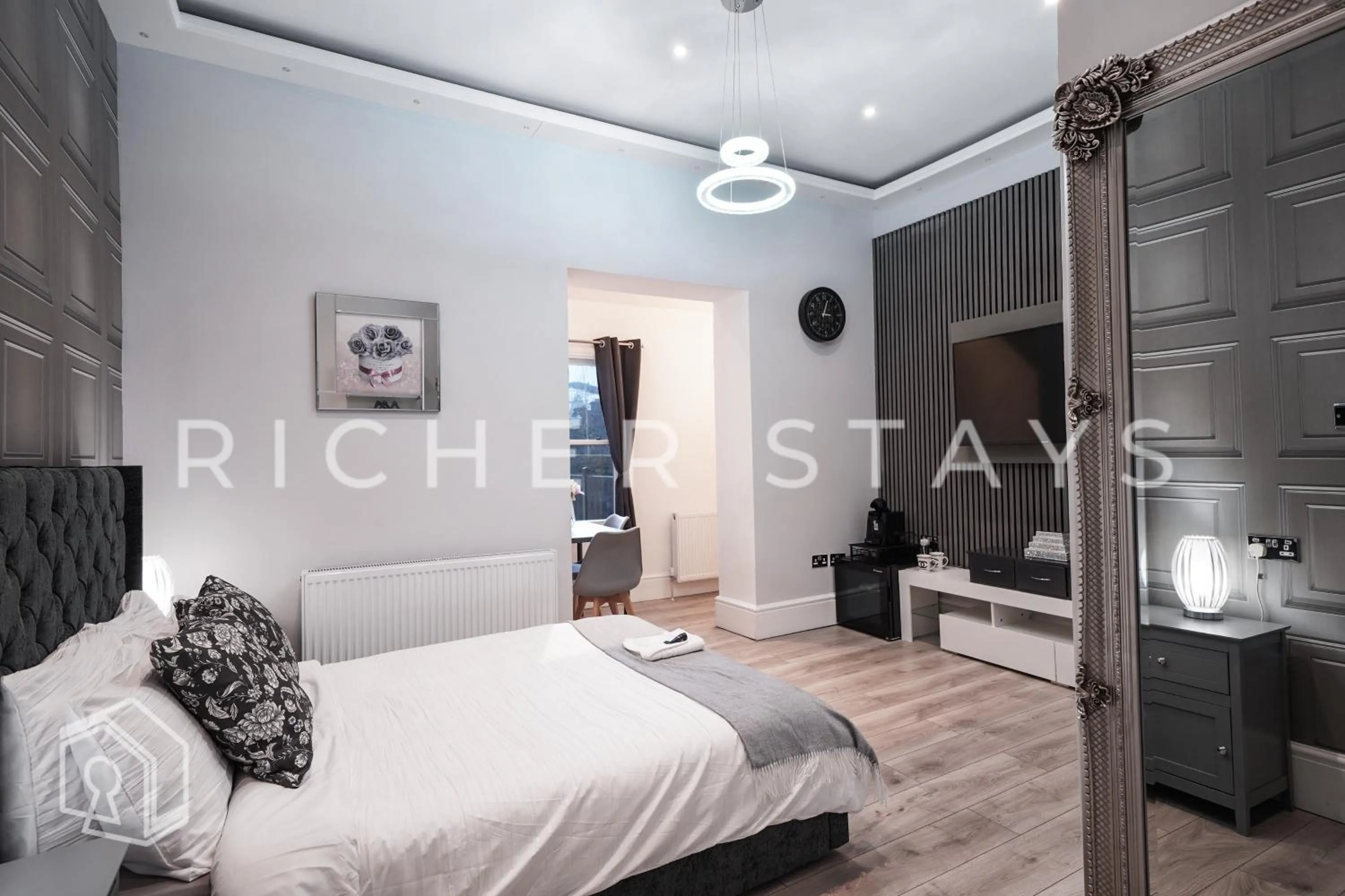 Bed in Hackney Suites - En-suite rooms & amenities