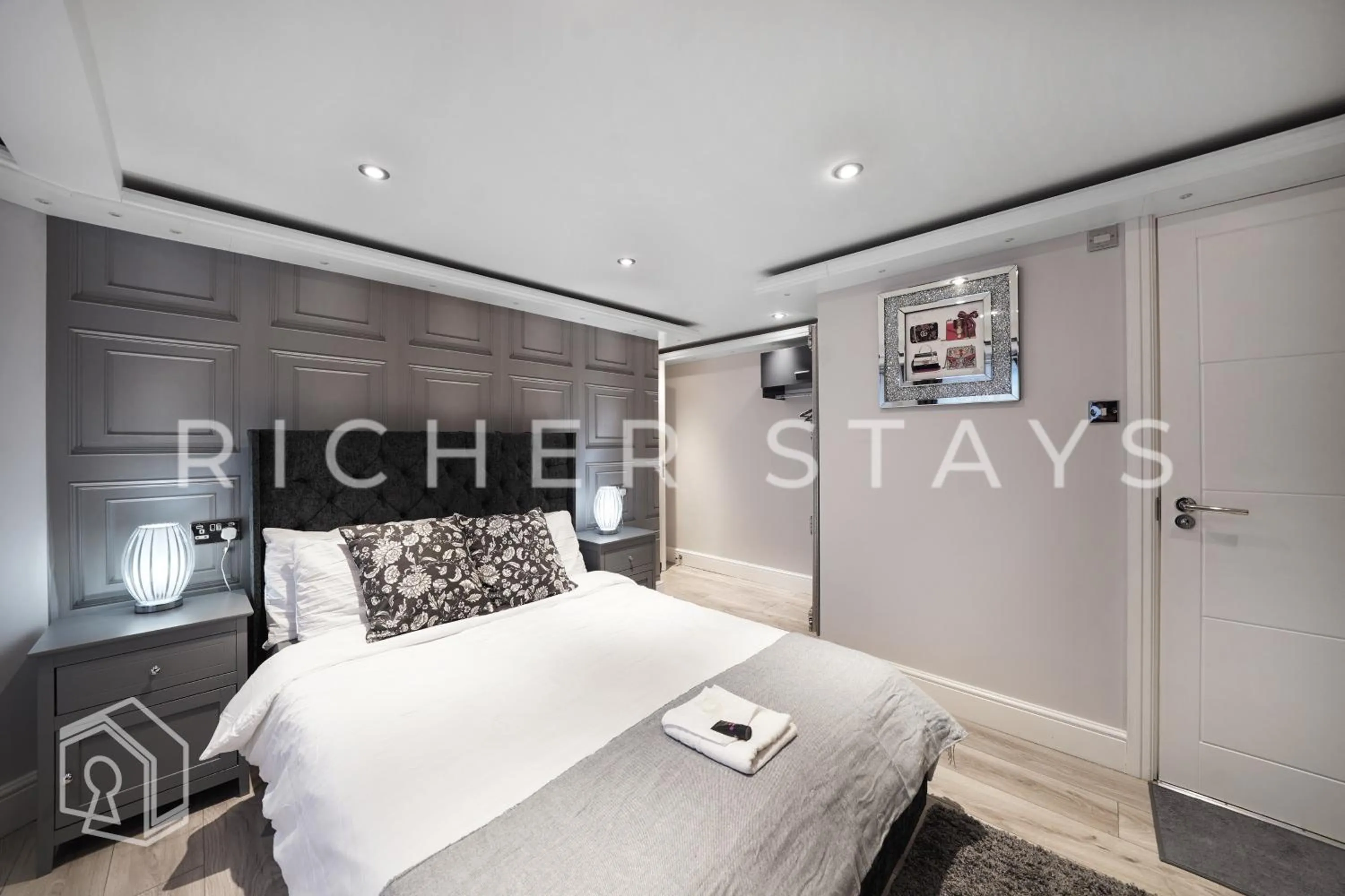 Bed in Hackney Suites - En-suite rooms & amenities