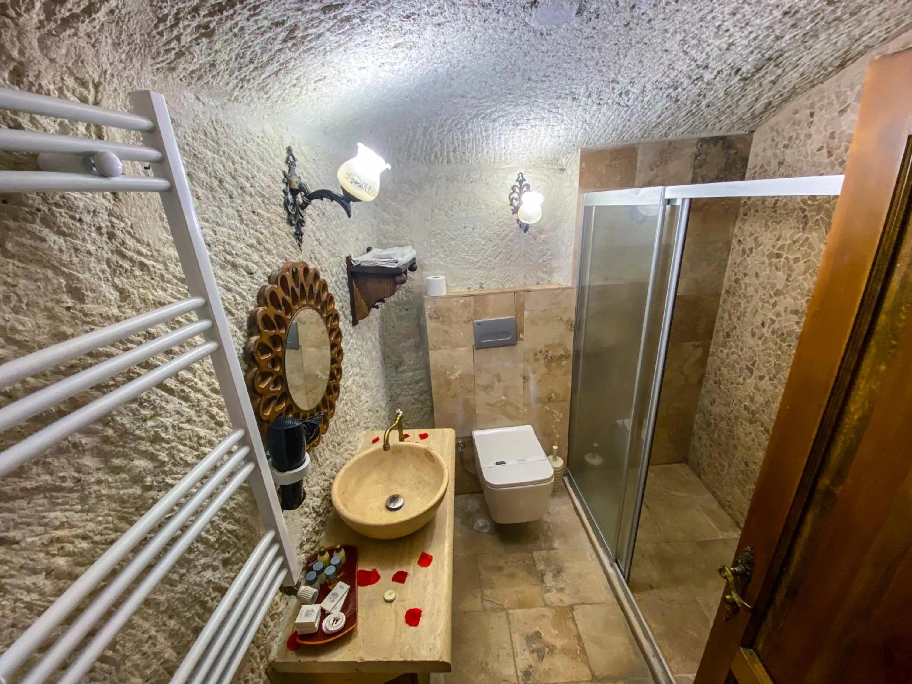Shower, Bathroom in Milagre Cave Hotel