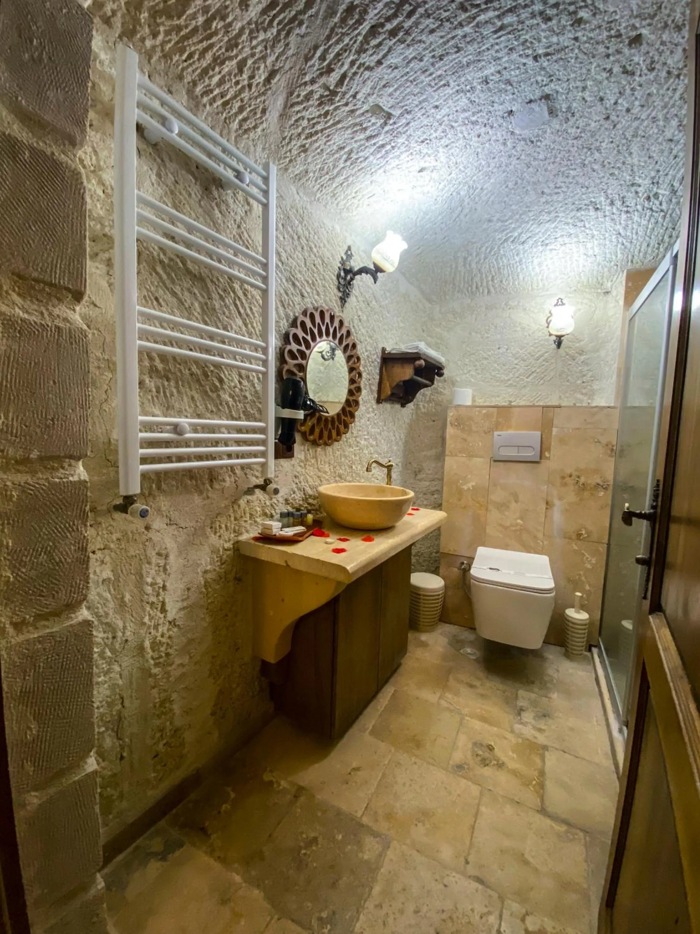 Shower, Bathroom in Milagre Cave Hotel