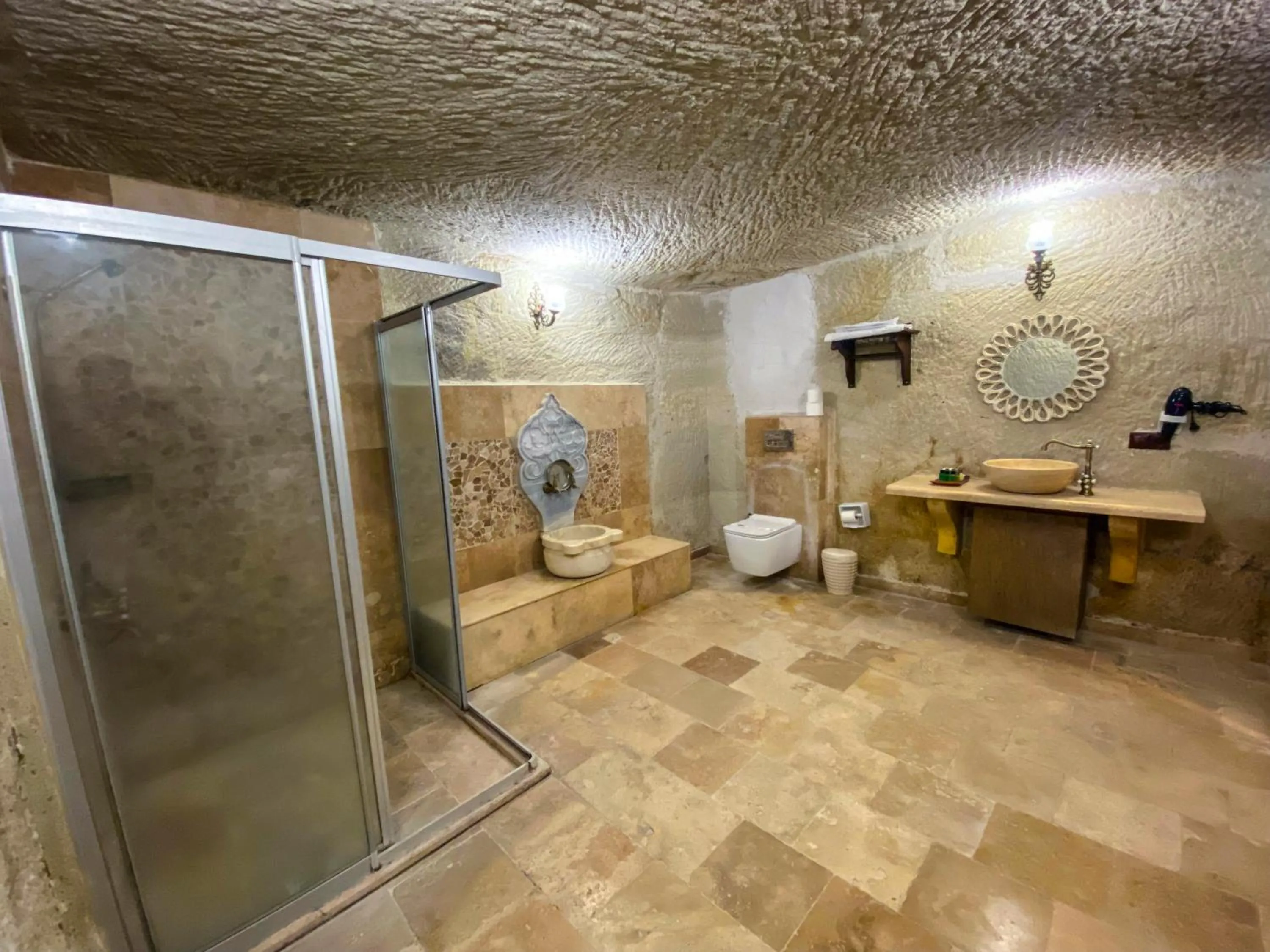 Shower, Bathroom in Milagre Cave Hotel