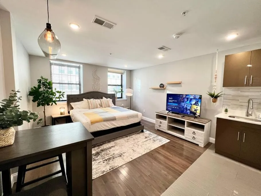 Bed in 308 Cozy and warm King Bed APT in center city