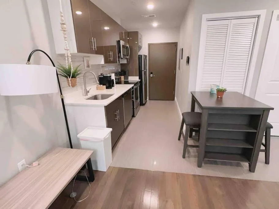 308 Cozy and warm King Bed APT in center city