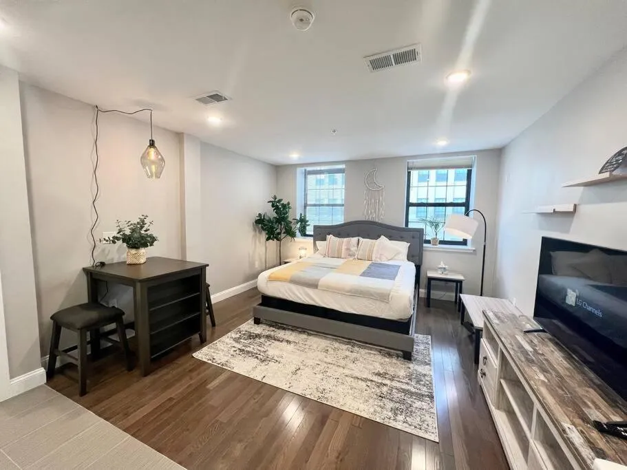 Bed in 308 Cozy and warm King Bed APT in center city