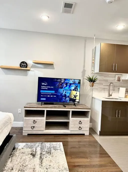 308 Cozy and warm King Bed APT in center city