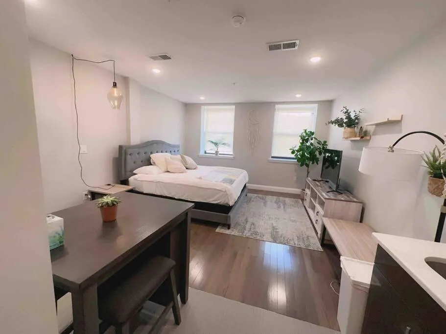 Bed in 308 Cozy and warm King Bed APT in center city