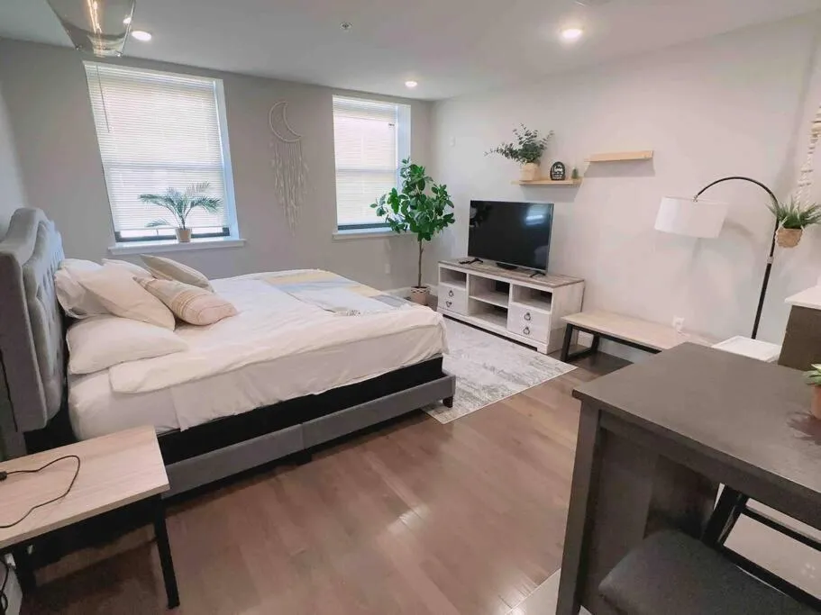 Bed in 308 Cozy and warm King Bed APT in center city