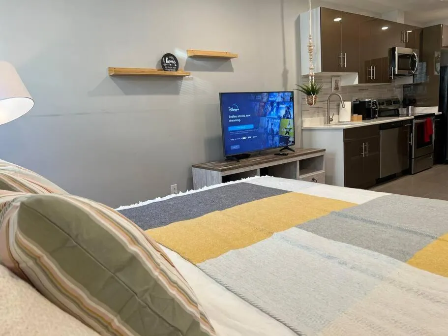 Bed in 308 Cozy and warm King Bed APT in center city