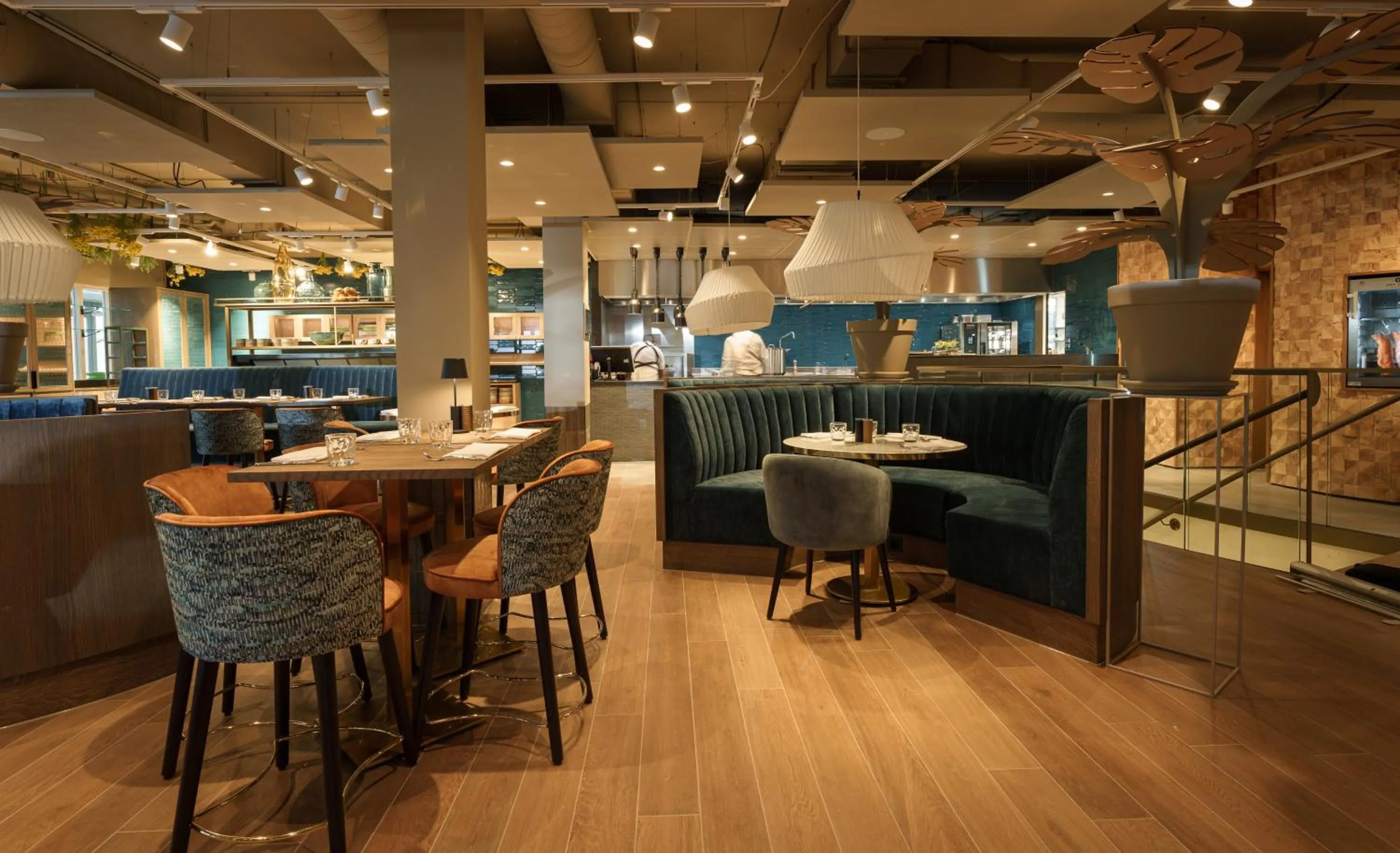 Restaurant/places to eat in Carlton Oasis Hotel