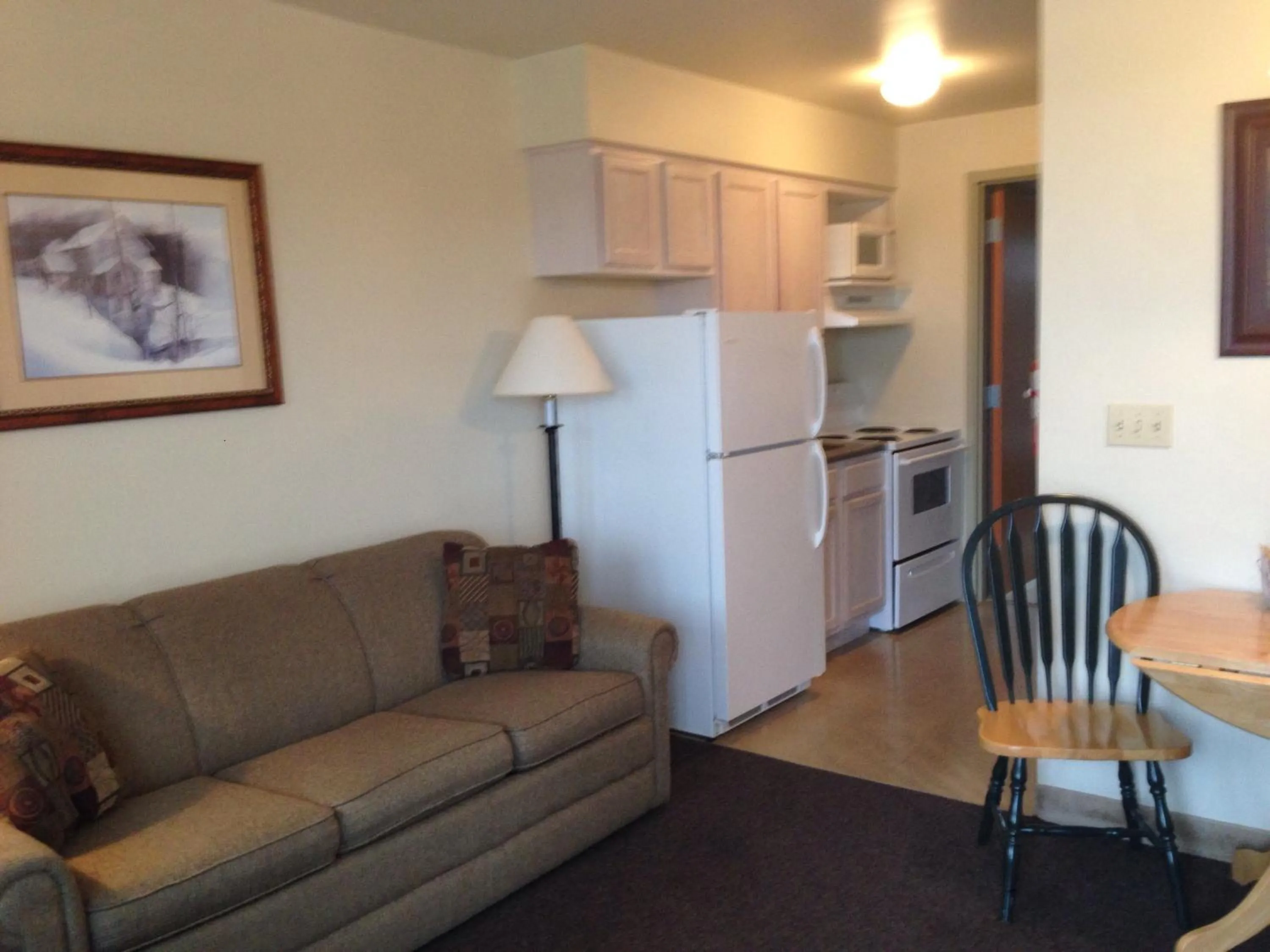 Kitchen or kitchenette in All Suites Inn Budget Host
