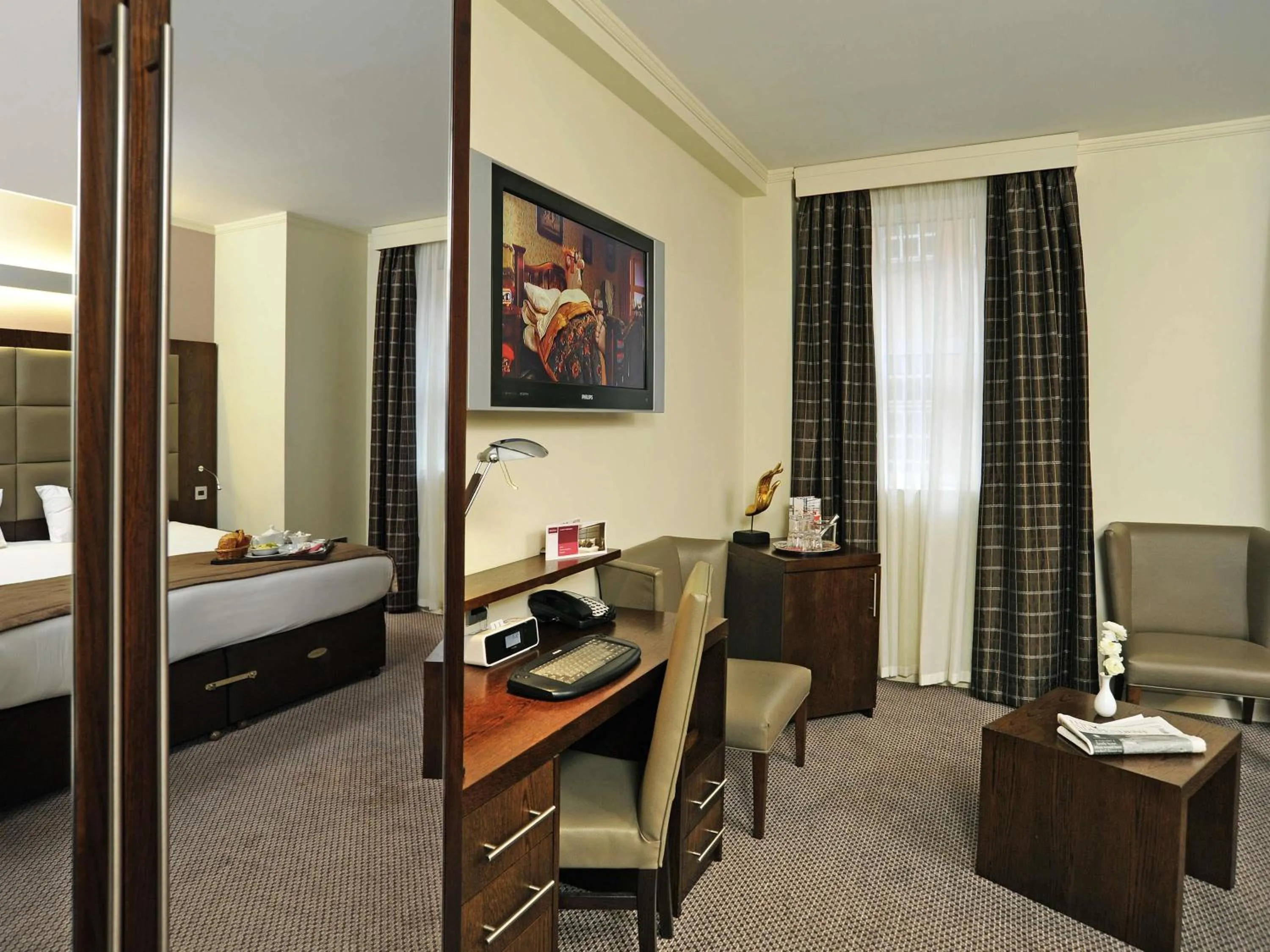 Bedroom, Bed in Mercure London Paddington Hotel