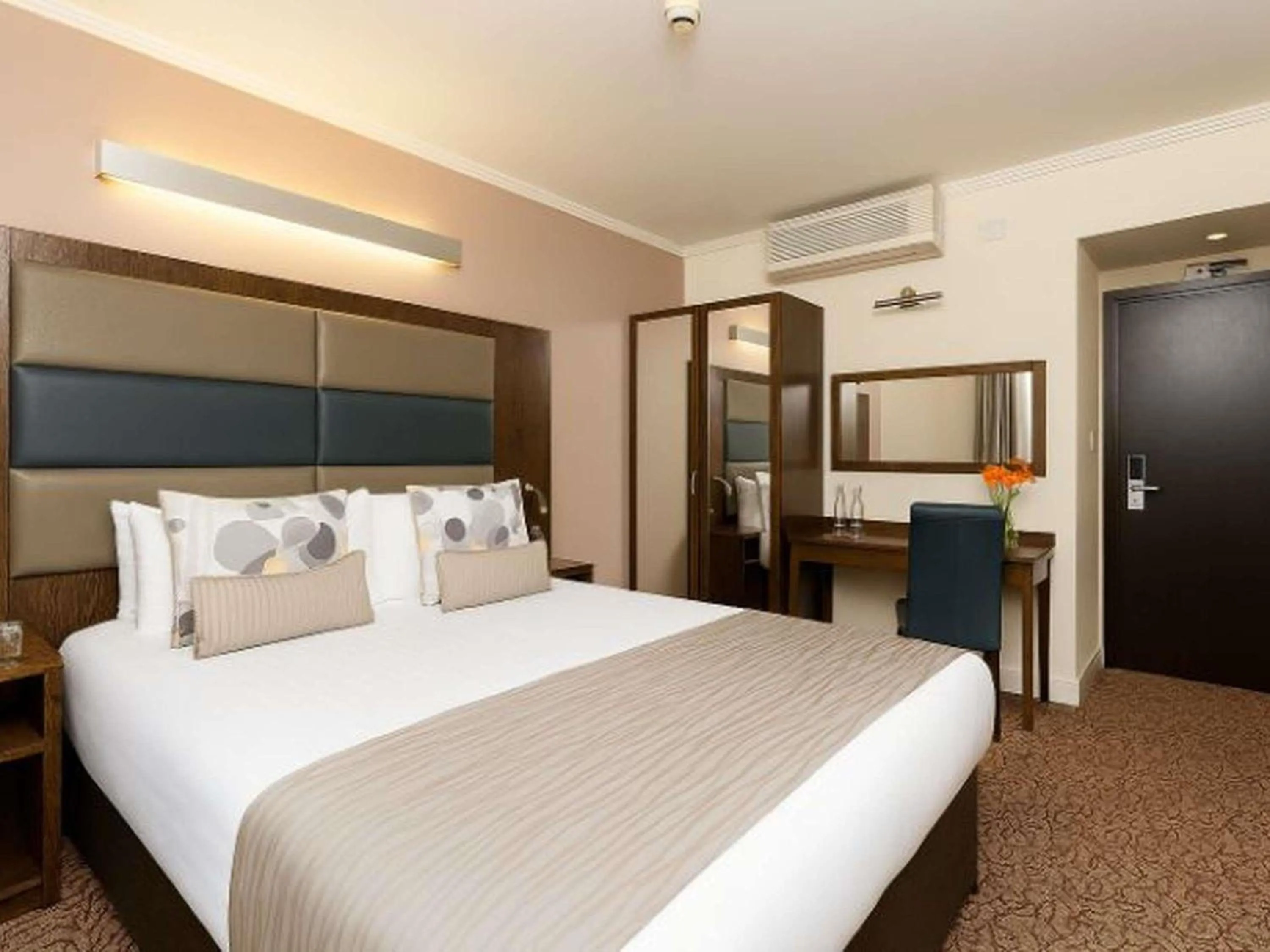 Bedroom, Bed in Mercure London Paddington Hotel