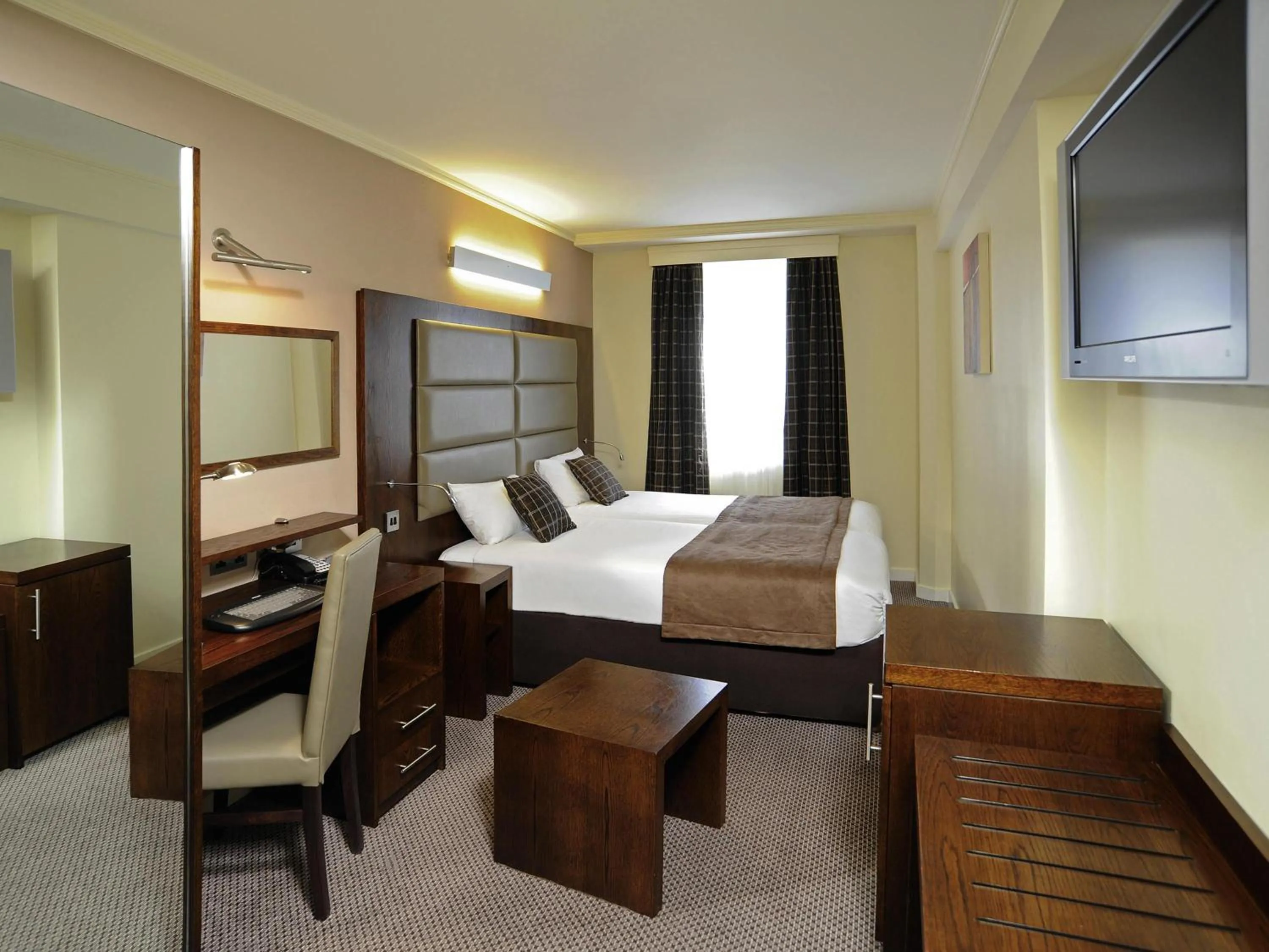 Bedroom, Bed in Mercure London Paddington Hotel