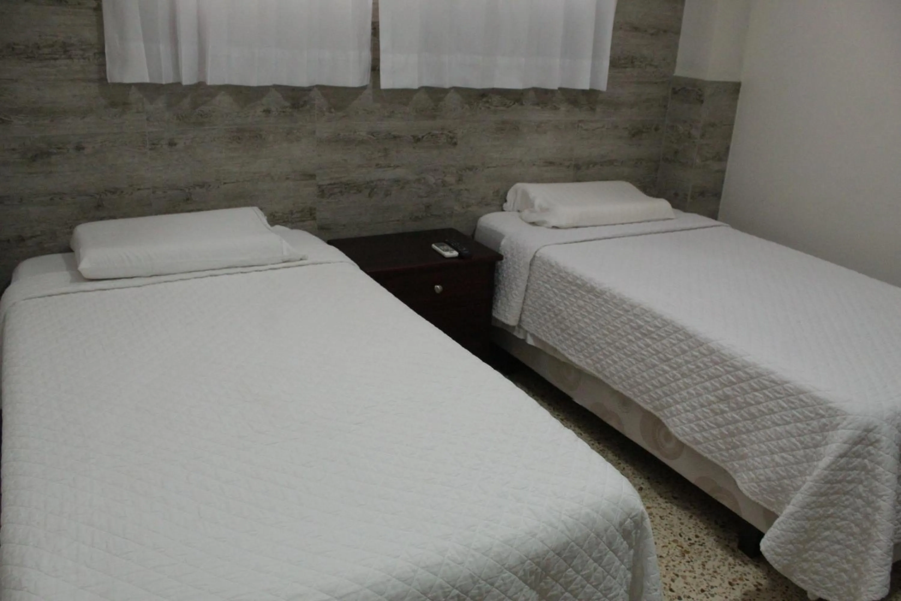 Photo of the whole room, Bed in DC Suites Aeropuerto