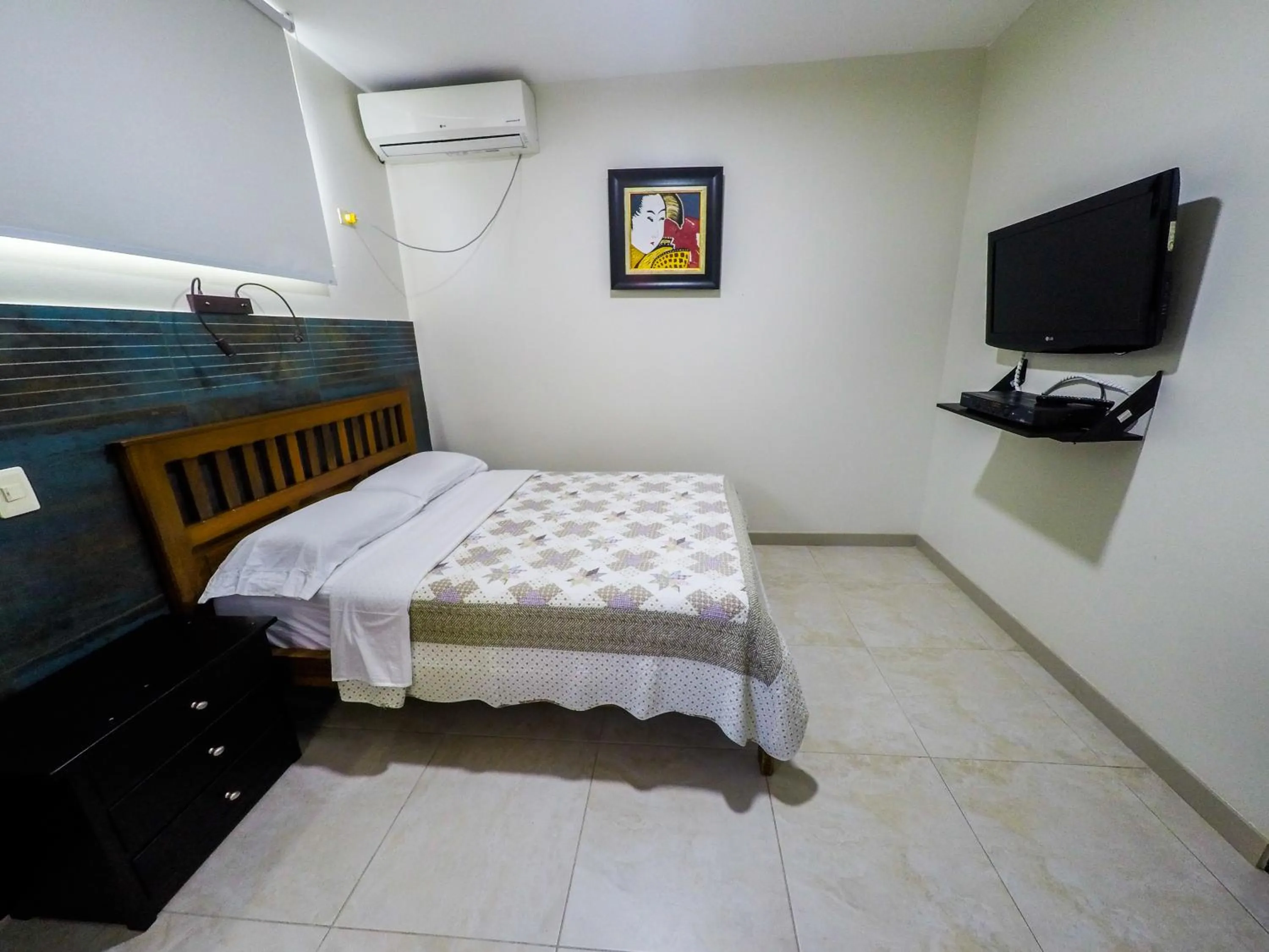 Photo of the whole room, Bed in DC Suites Aeropuerto