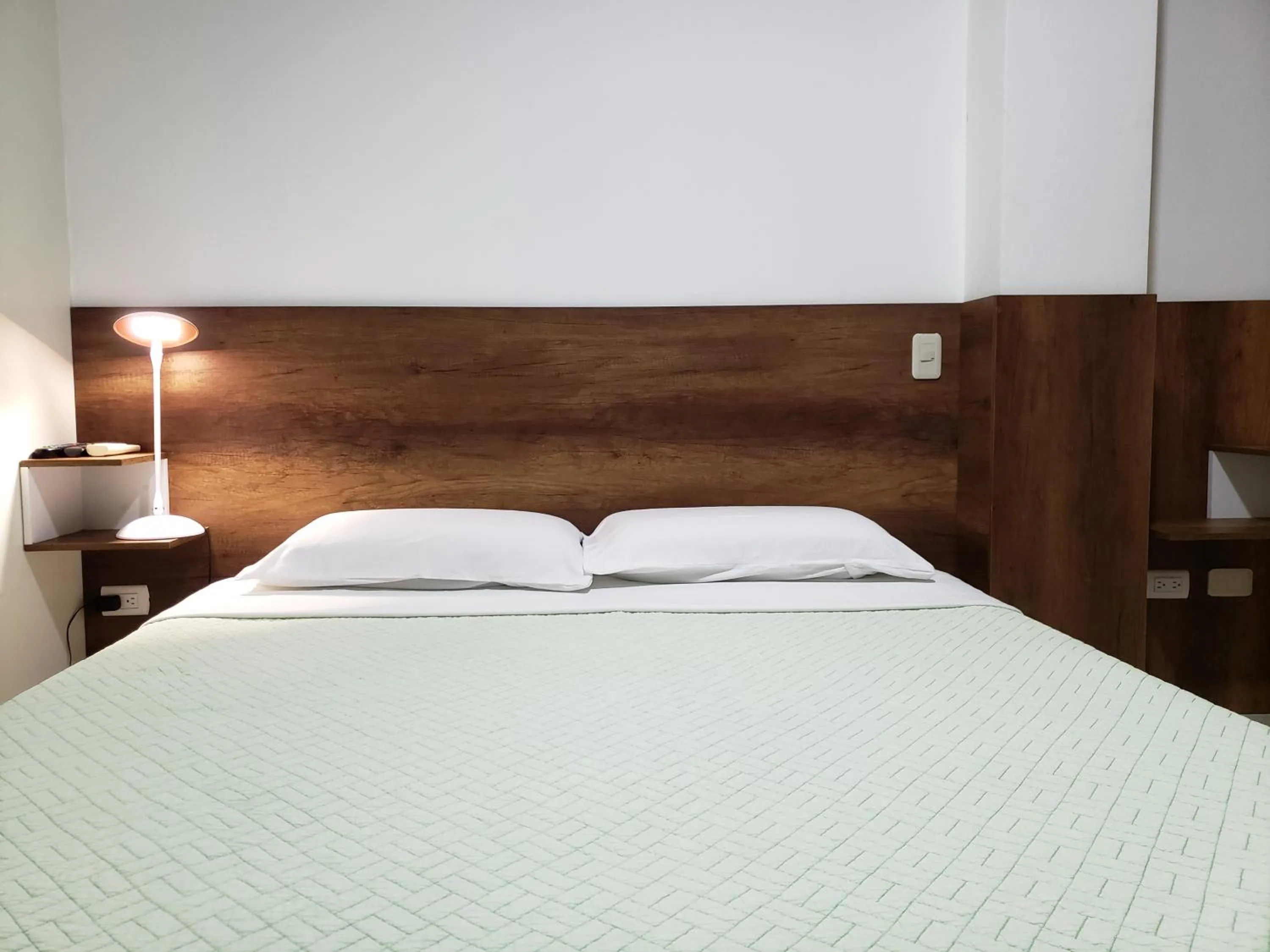 Bed in DC Suites Aeropuerto