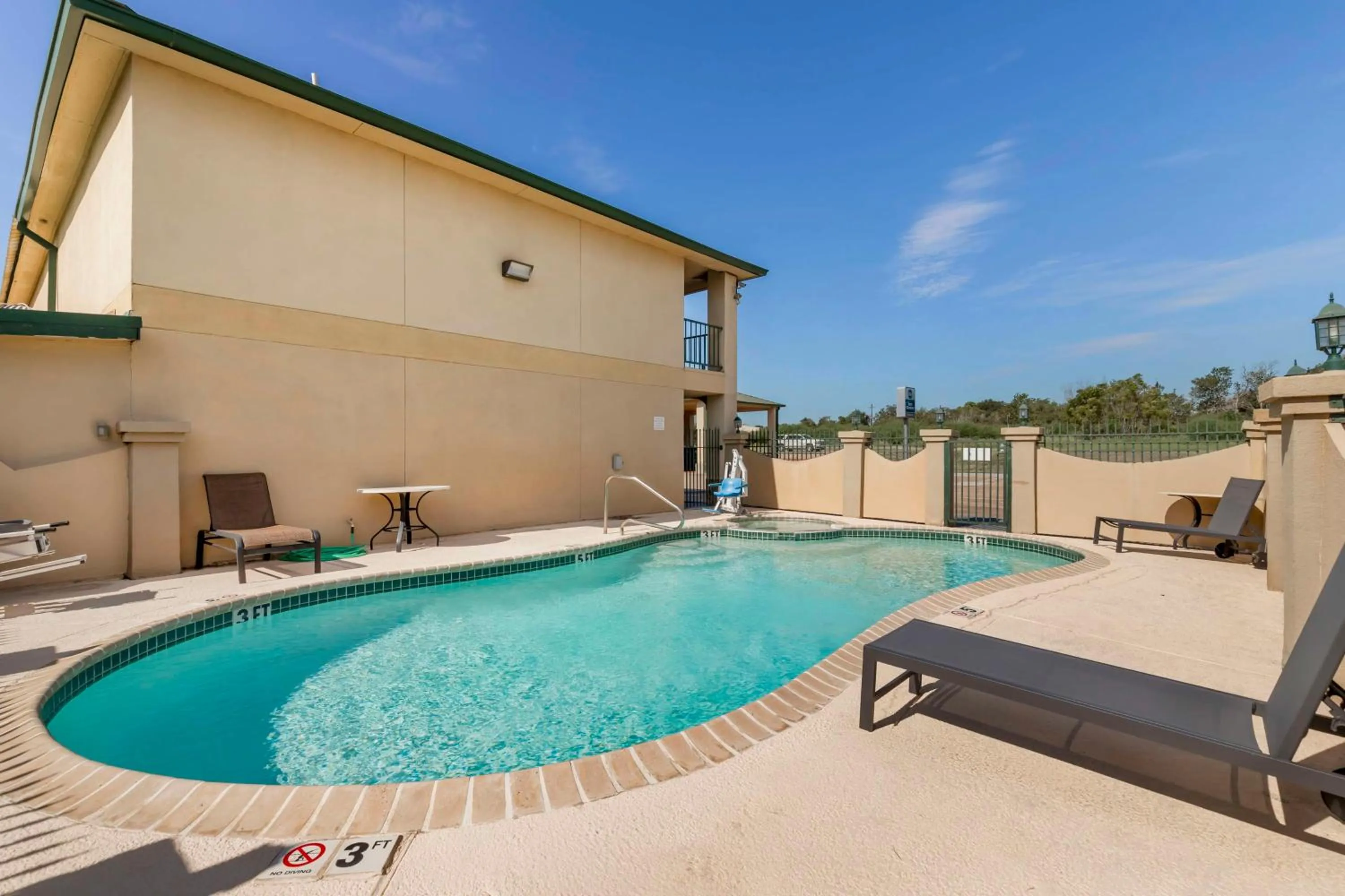 Pool view in Best Western Executive Inn