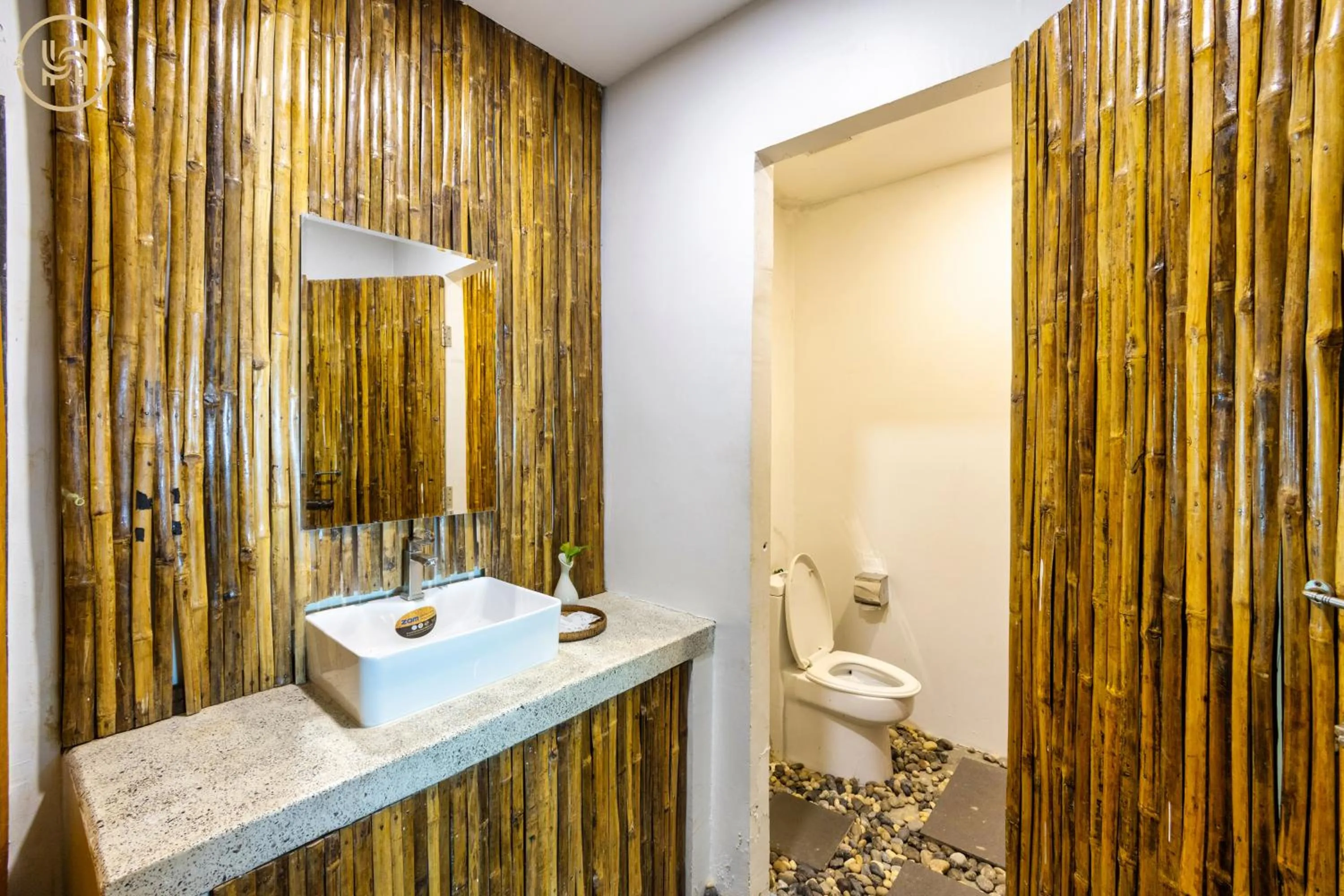 Bathroom in Green BOUTiQUE