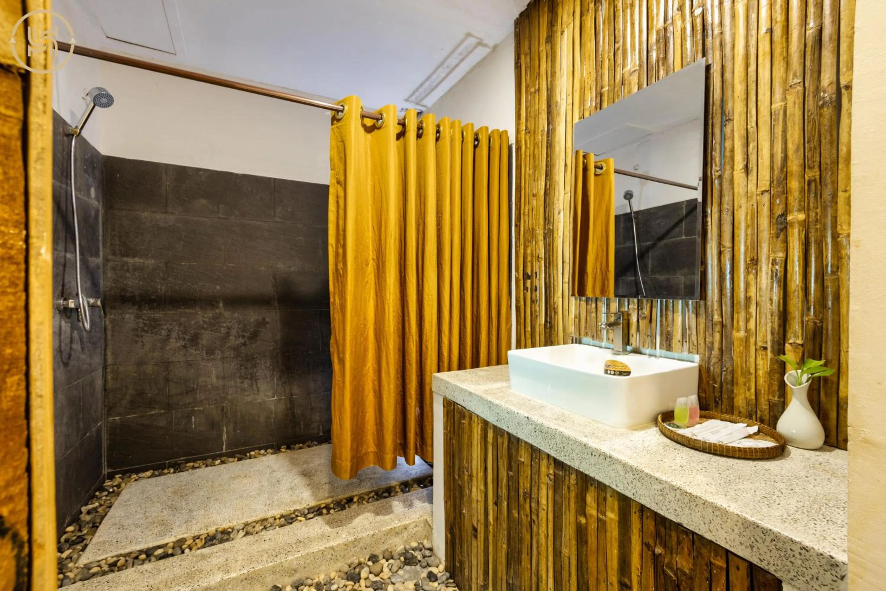 Shower in Green BOUTiQUE