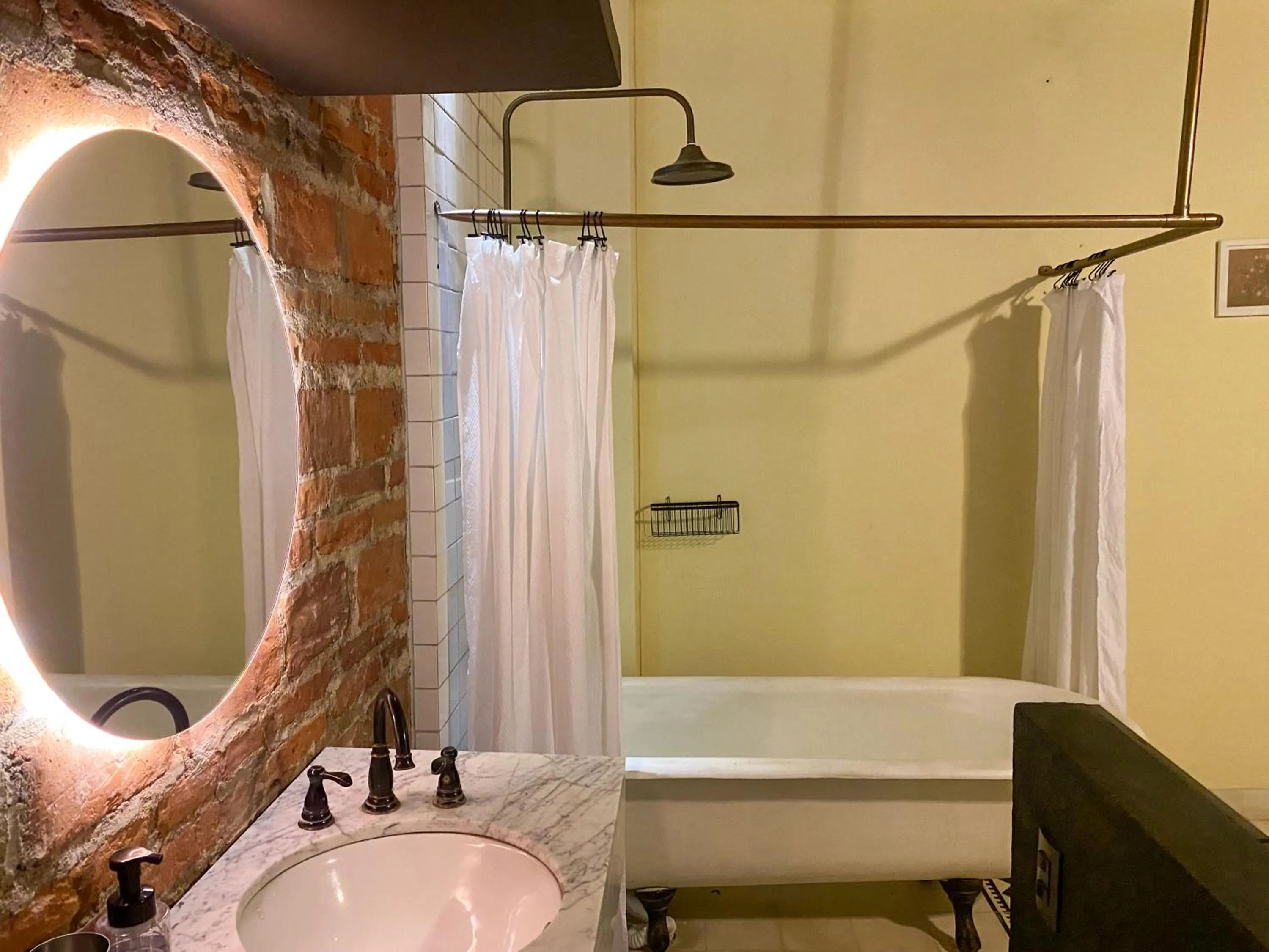 Bath in Casa Charlotte - Alma Hotels