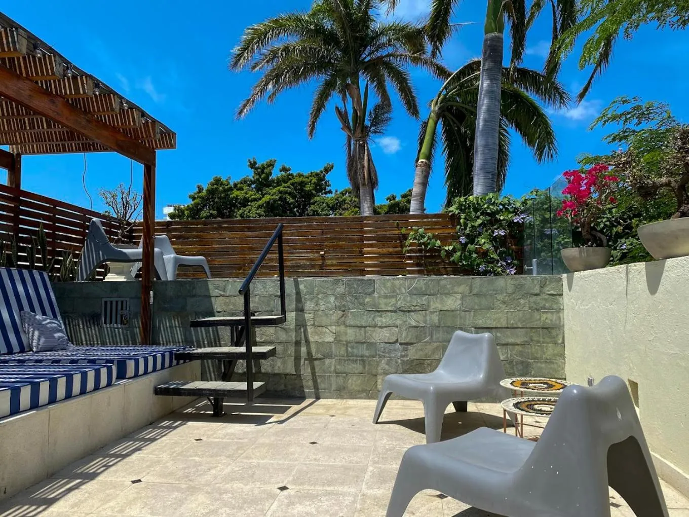 Swimming pool in Casa Charlotte - Alma Hotels