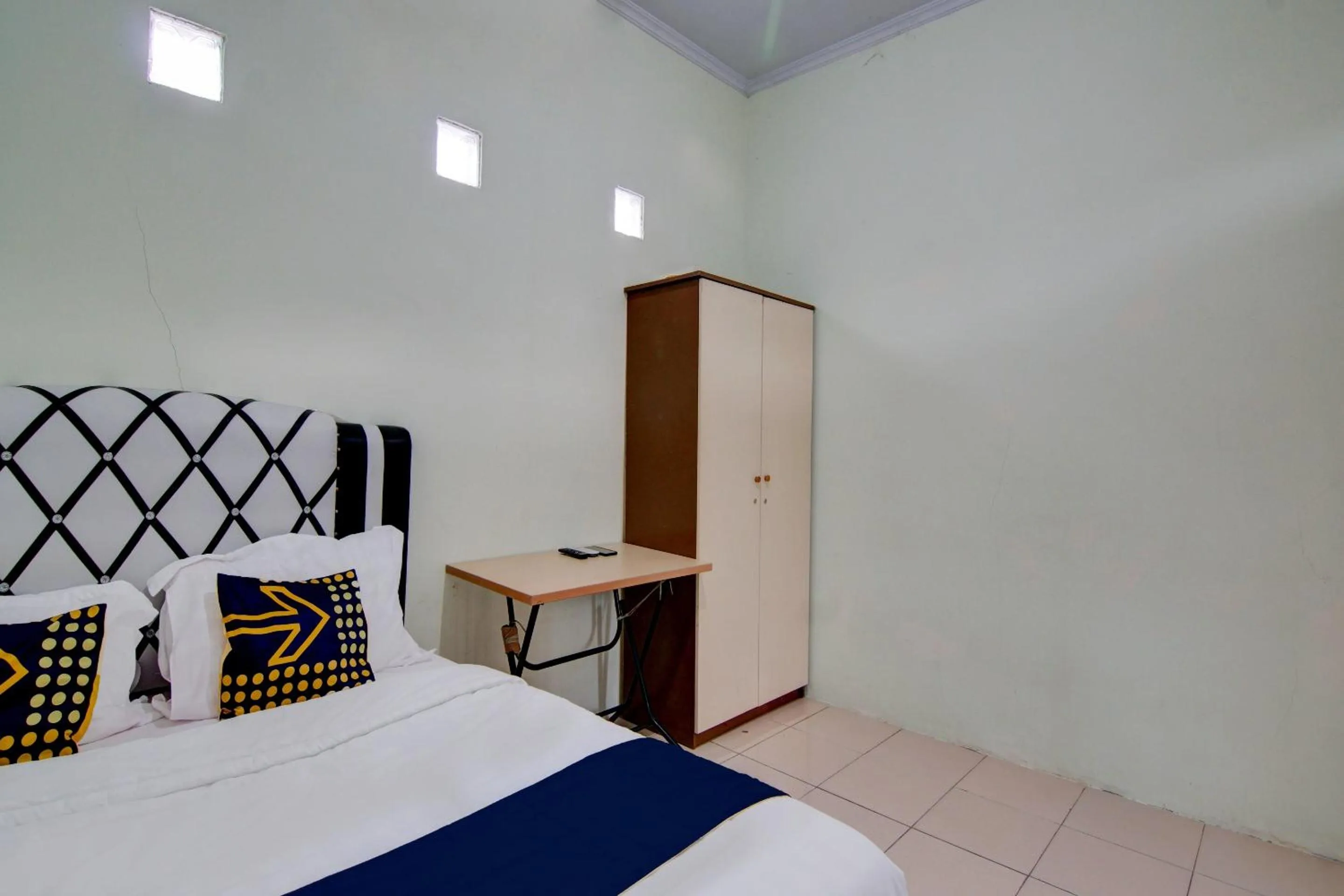 Bedroom, Bed in Hotel O Awi Stay Syariah Near SIMPANG KAWASAN INDUSTRI WILMAR PELINTUNG