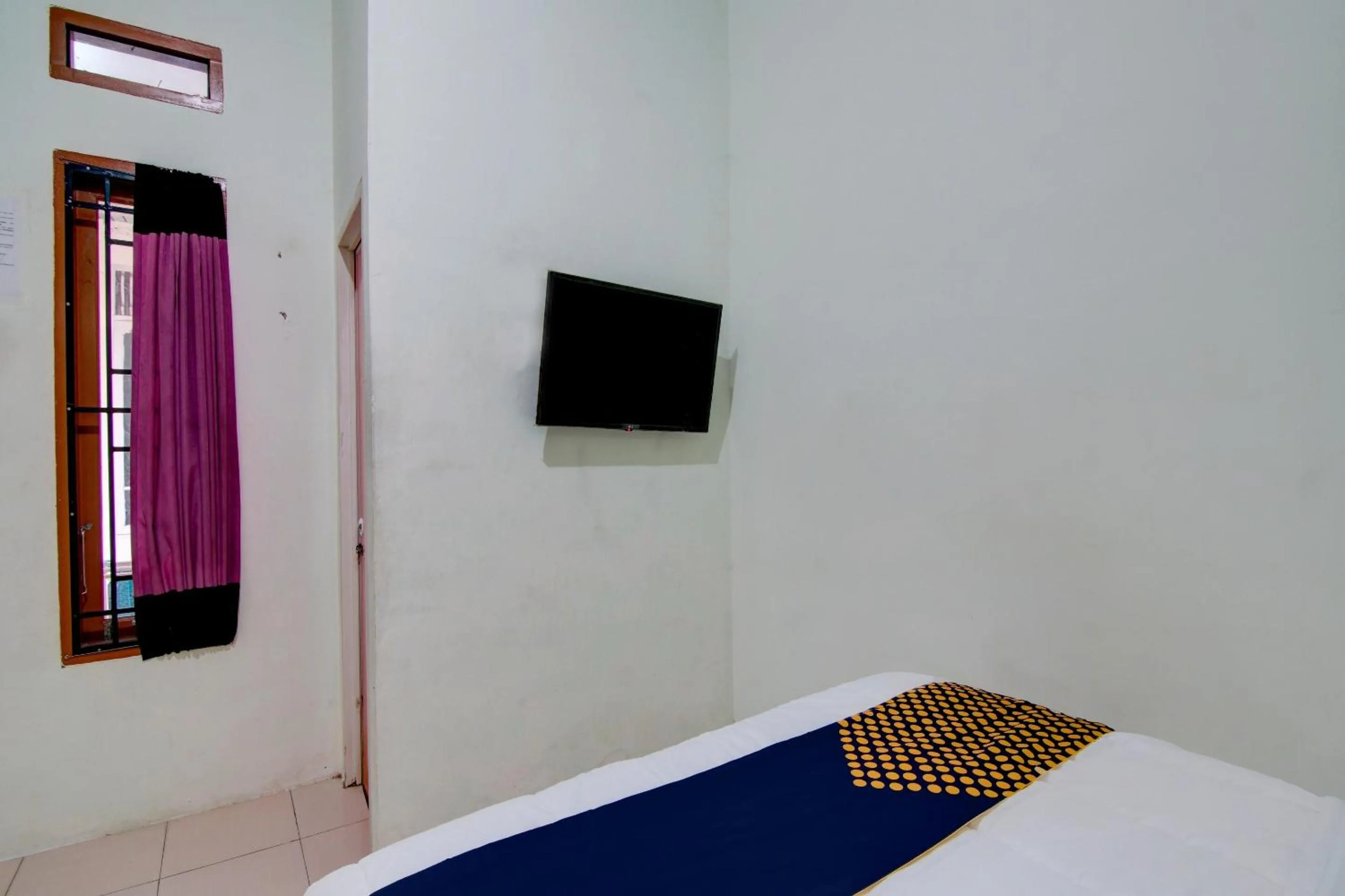Bedroom, Bed in Hotel O Awi Stay Syariah Near SIMPANG KAWASAN INDUSTRI WILMAR PELINTUNG