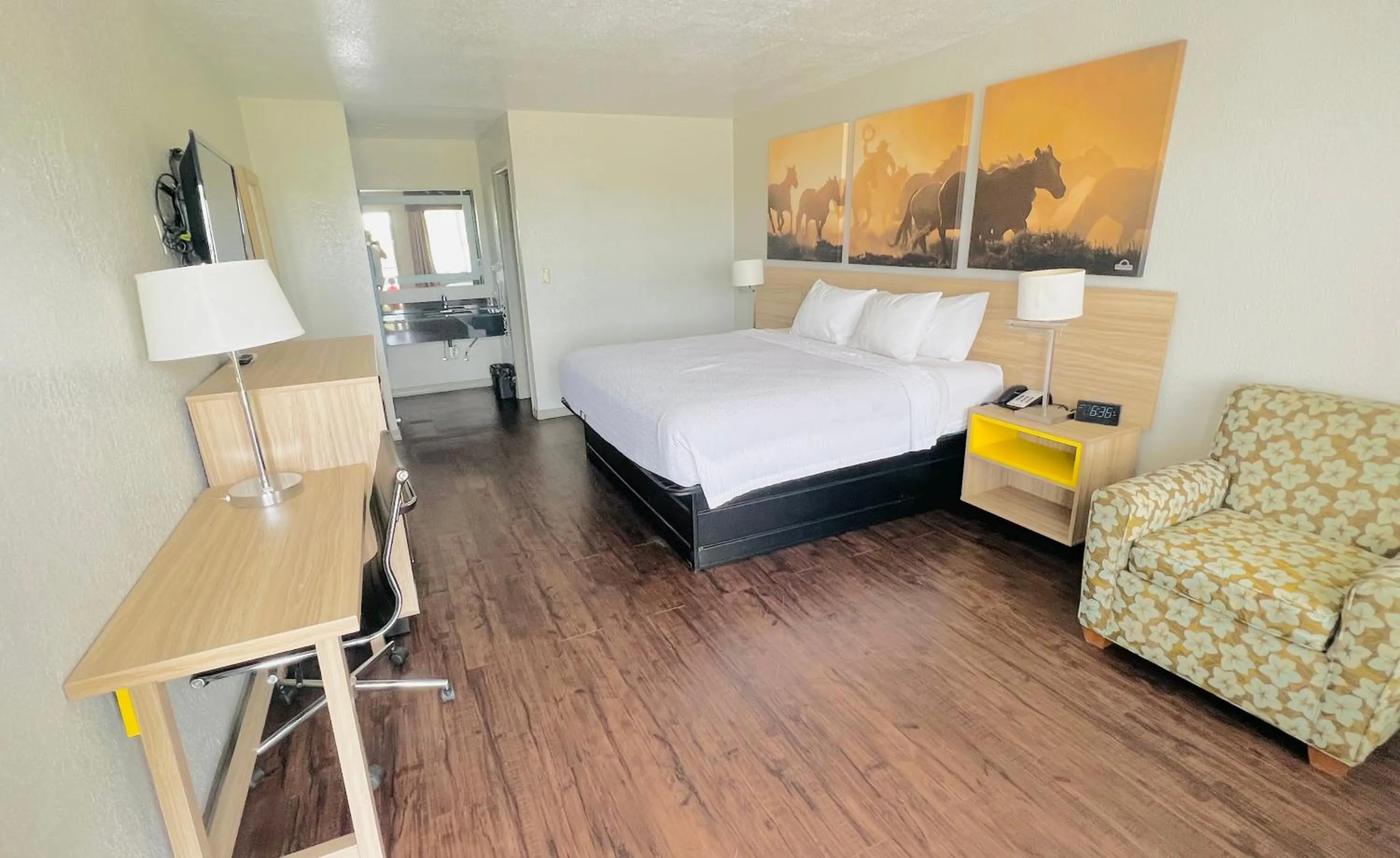 Bed in Days Inn & Suites by Wyndham - Canton First Monday Trade Days