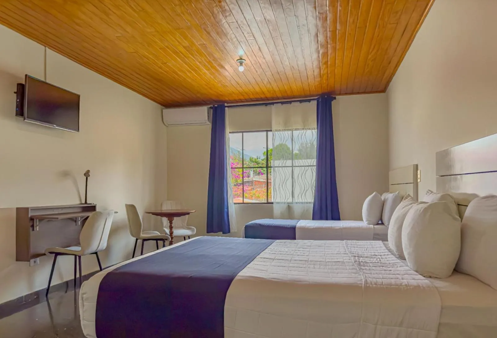 Bed in Cardedeu Suites